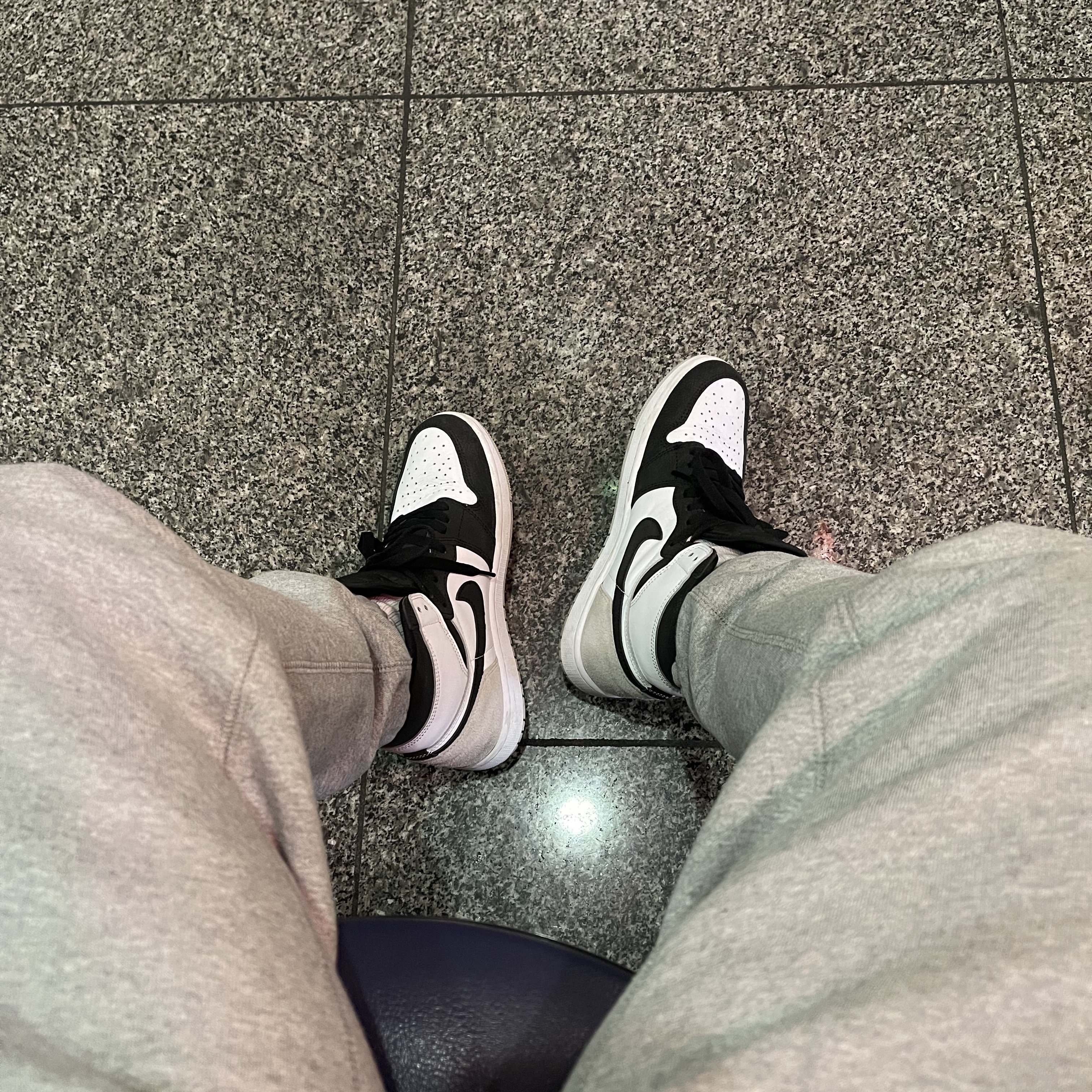 Jordan 1 Retro High OG Bleached Coral, Nike NRG Solo Swoosh Fleece Pants Dark Grey Heather - Asia 착용 스타일