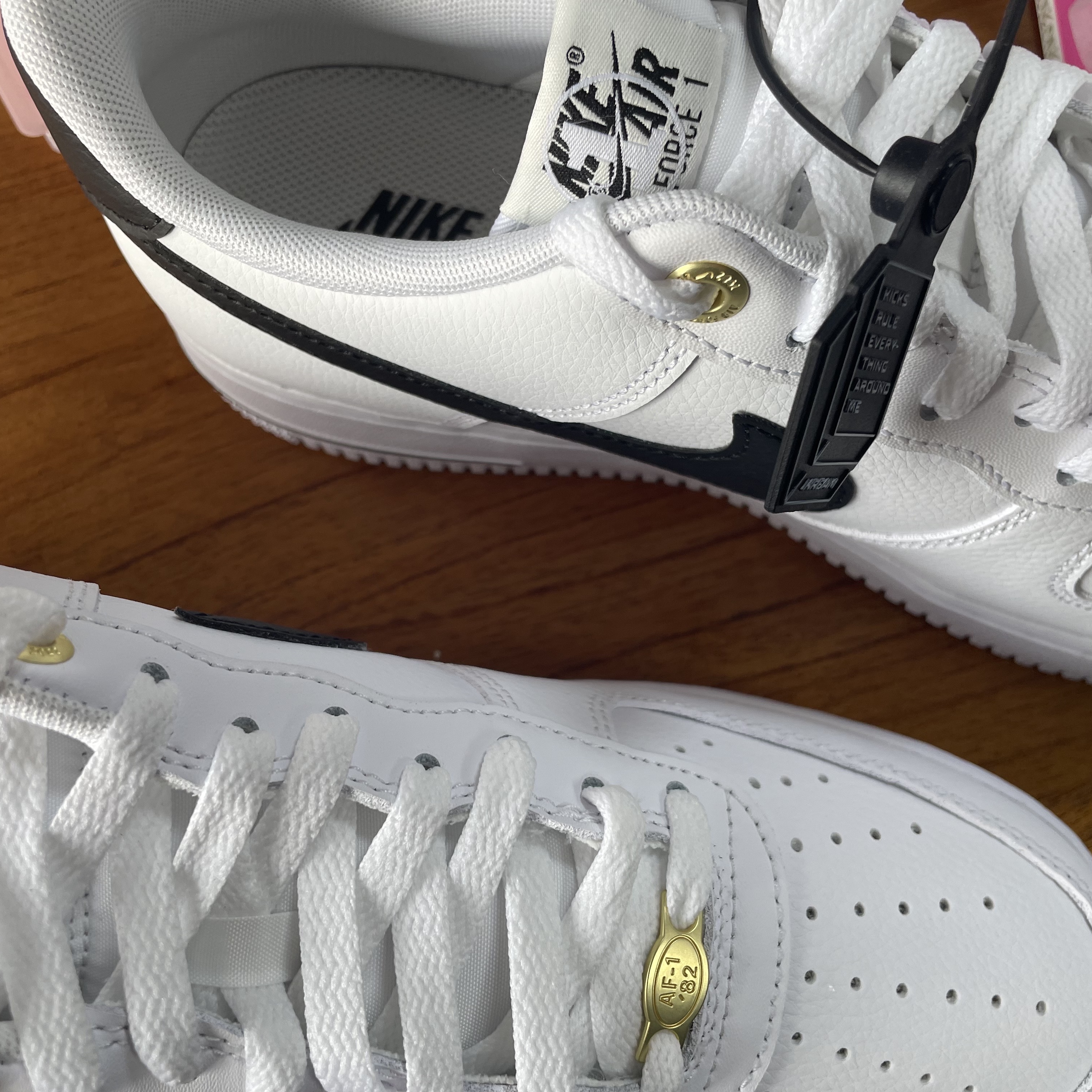 Nike Air Force 1 '07 LV8 40th Anniversary Join Forces White Black 착용 스타일 - 2
