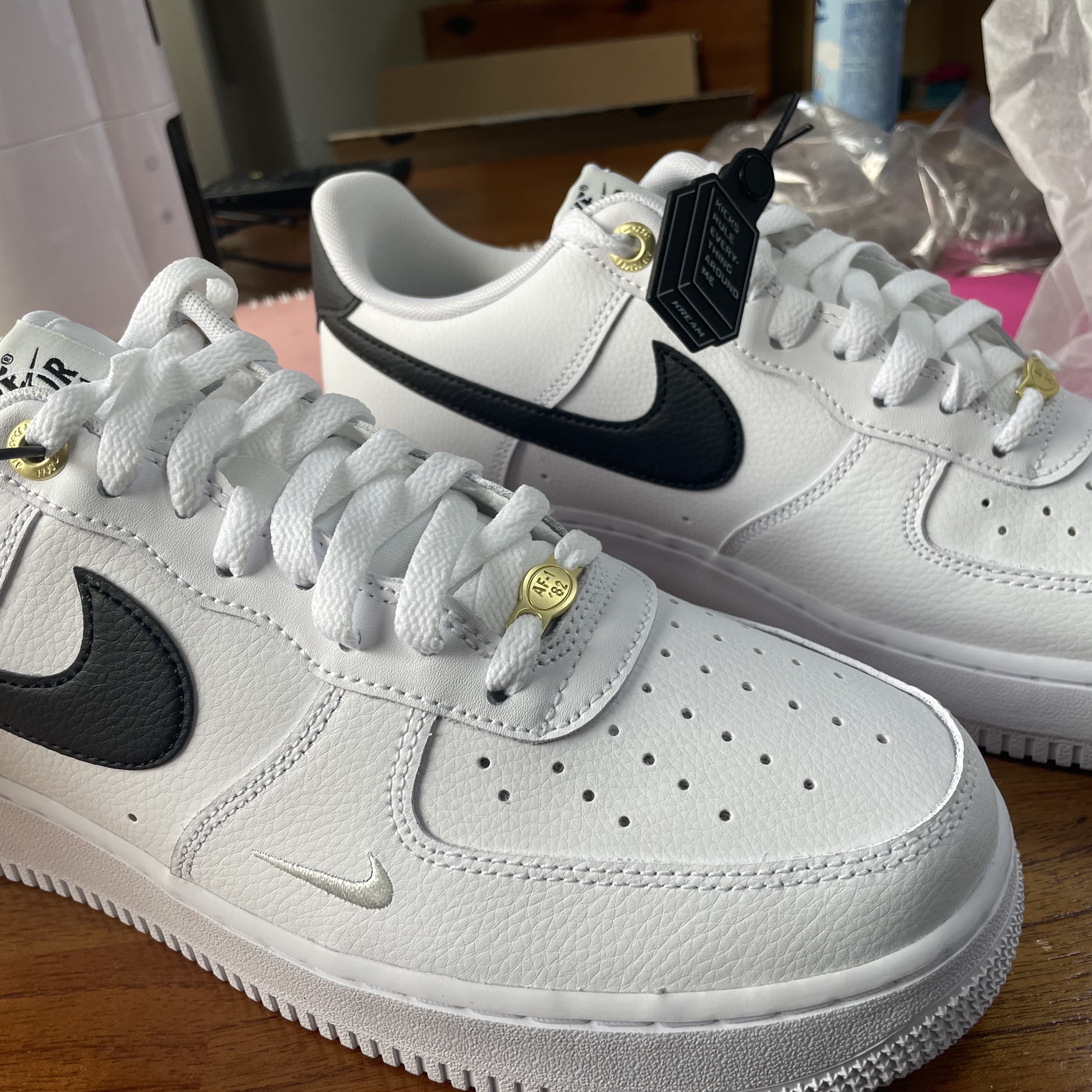 Nike Air Force 1 '07 LV8 40th Anniversary Join Forces White Black 착용 스타일 - 1