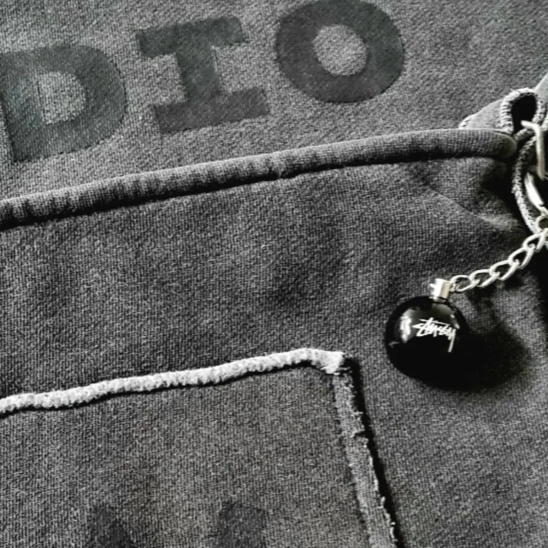 IAB Studio Pigment Sweatshirt & Mini Bag Black, Stussy 8 Ball Keychain Black 착용 스타일