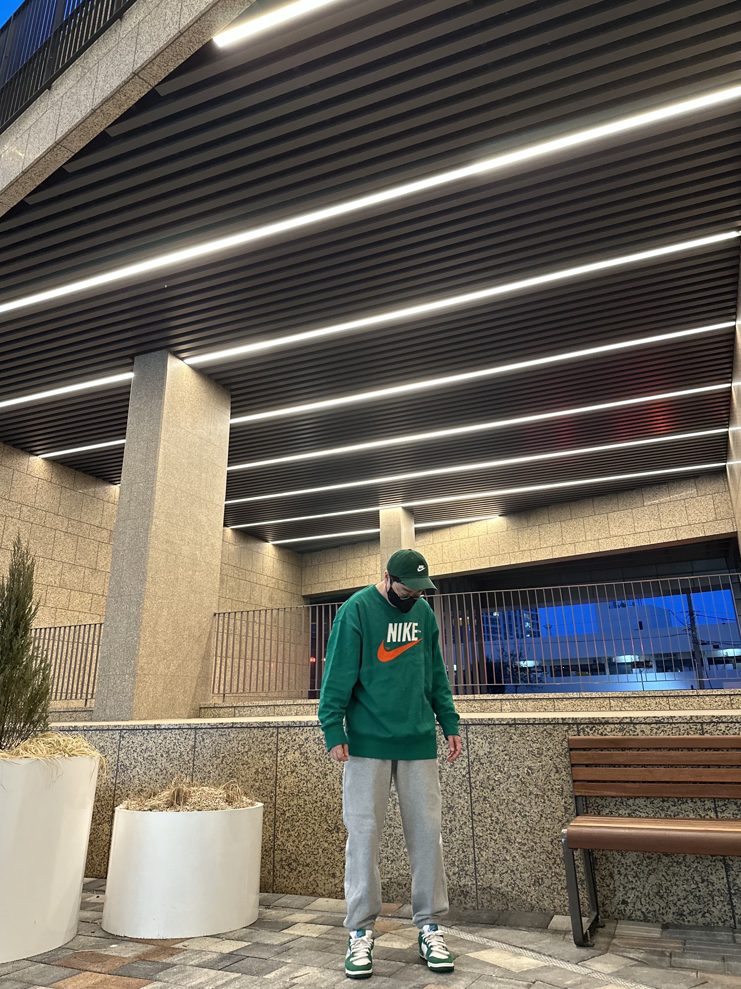 Nike Heritage 86 Futura Washed Cap Gorge Green, Nike NRG Solo Swoosh Fleece Pants Dark Grey Heather - Asia 착용 스타일 - 1