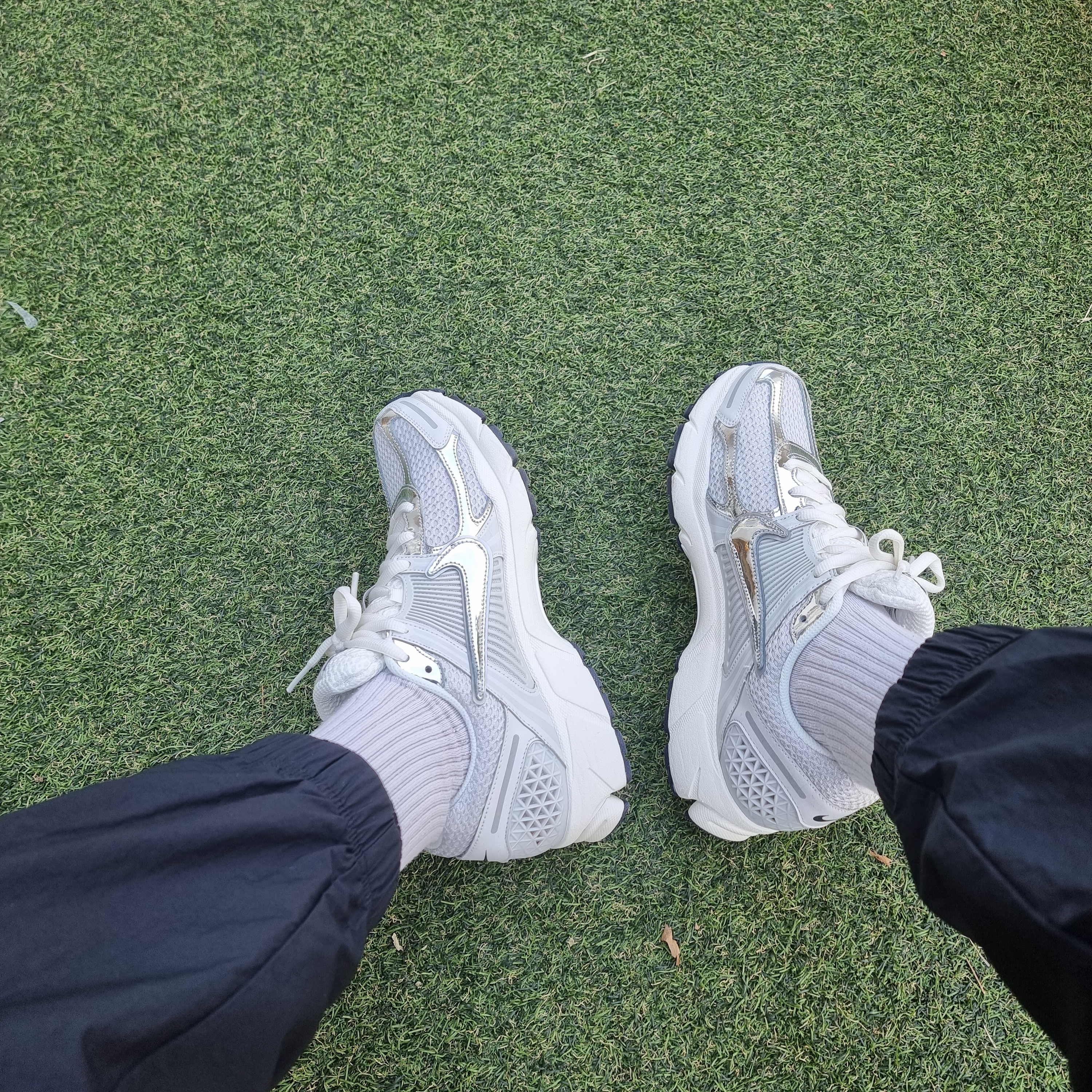 (W) Nike Zoom Vomero 5 Photon Dust and Metallic Silver 착용 스타일 - 2