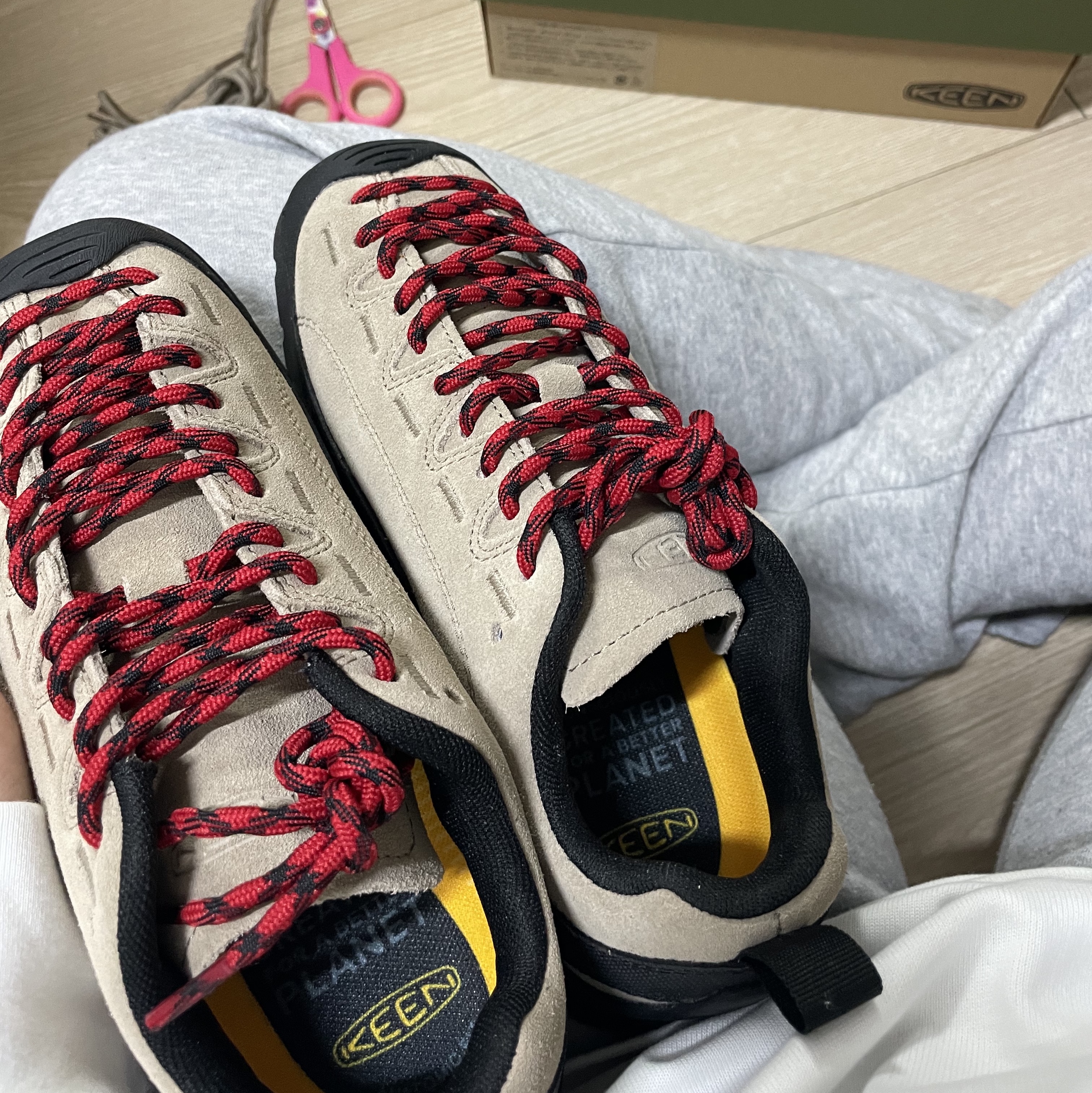 (W) Keen Jasper Suede Sneakers Silver Mink 착용 스타일 - 1