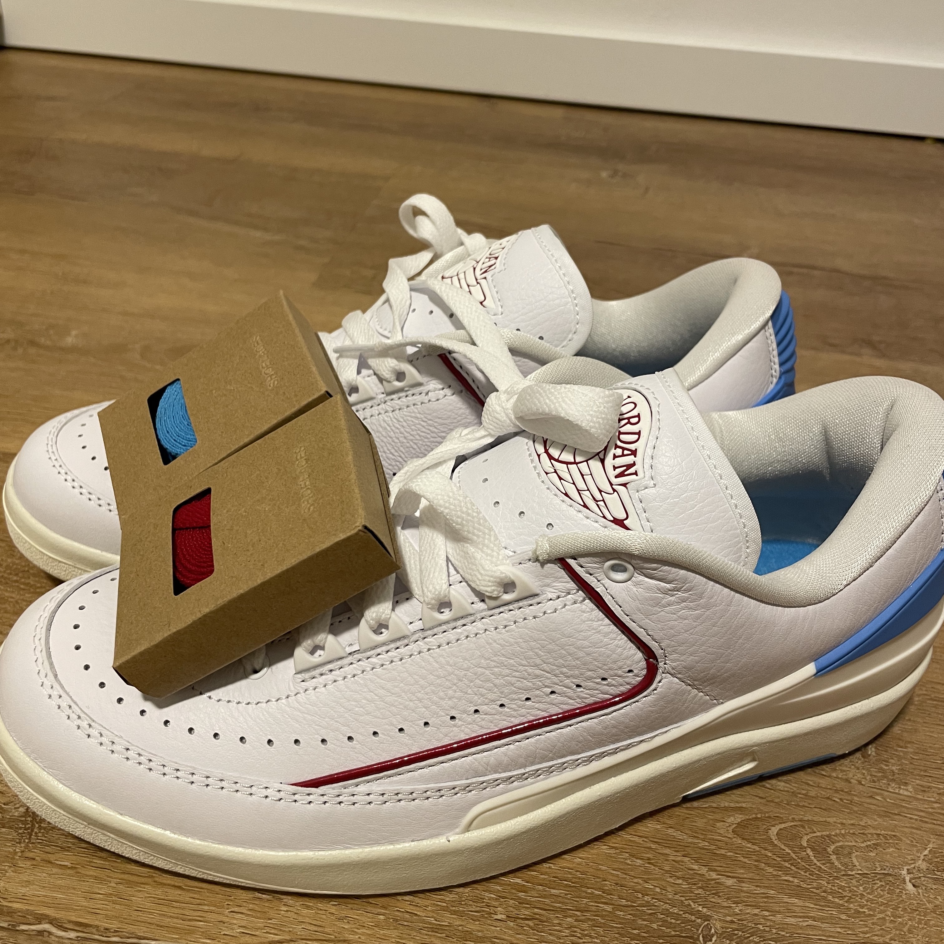 (W) Jordan 2 Retro Low Gym Red and Dark Powder Blue 착용 스타일 - 2