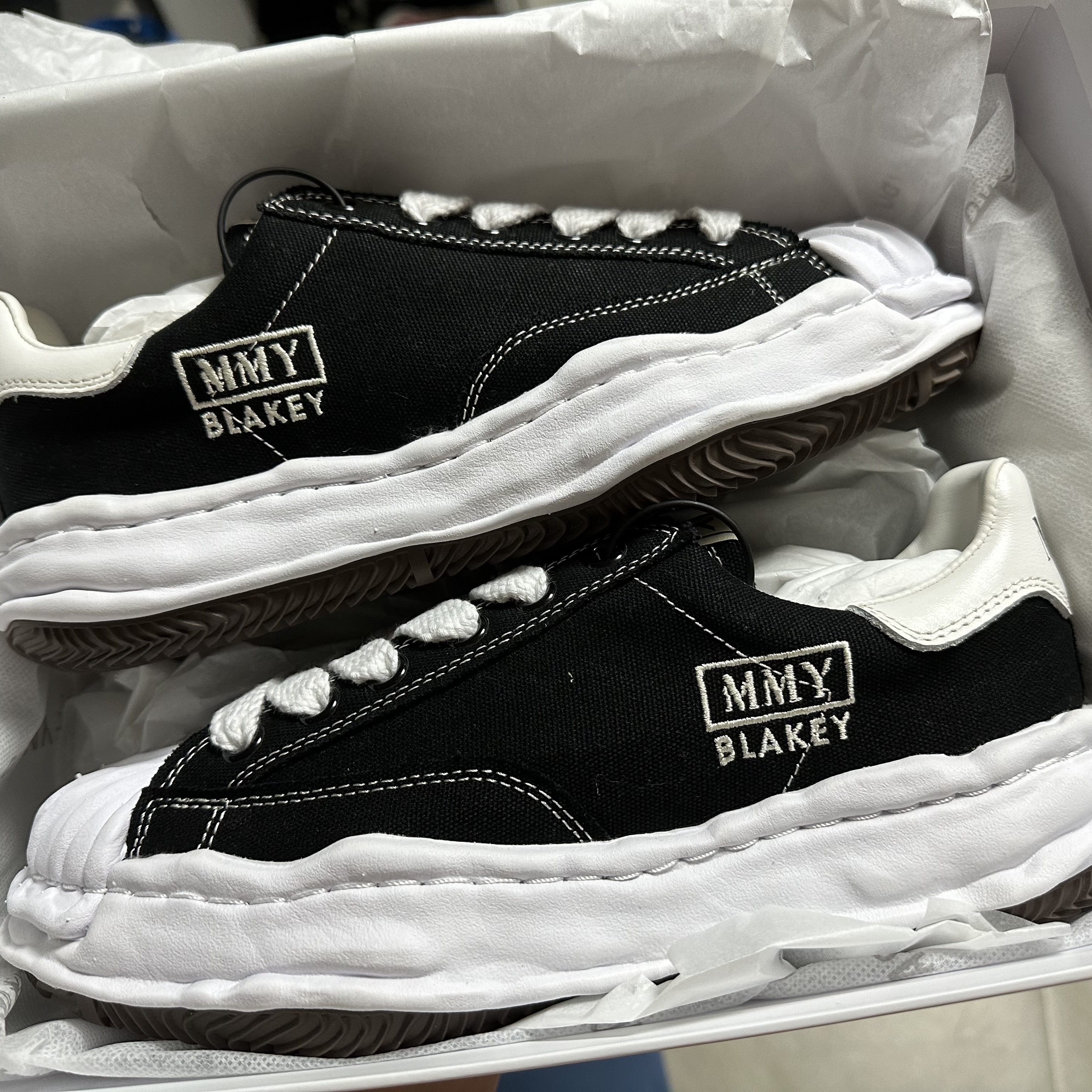 Maison Mihara Yasuhiro Blakey OG Sole Canvas Low-top Sneakers Black White 착용 스타일
