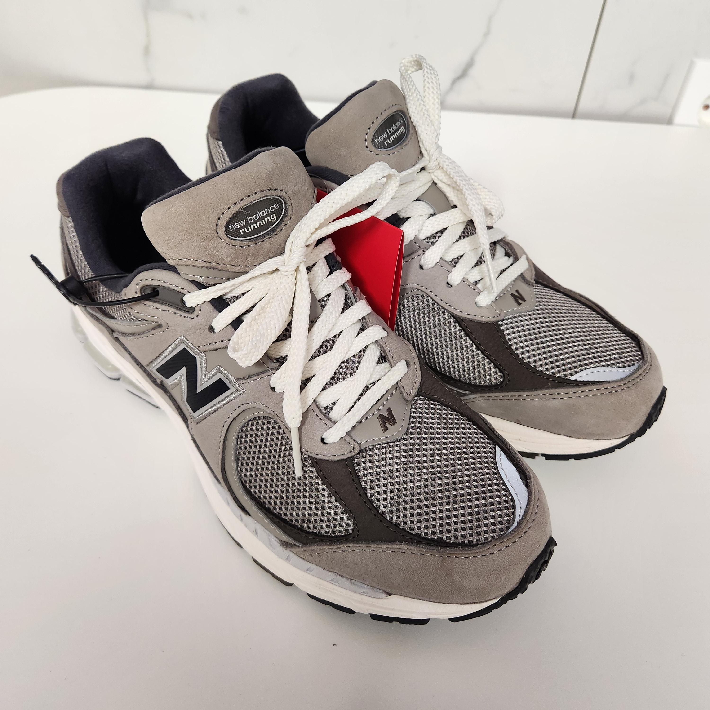 New Balance 2002 Warm Alpaca 착용 스타일 - 1