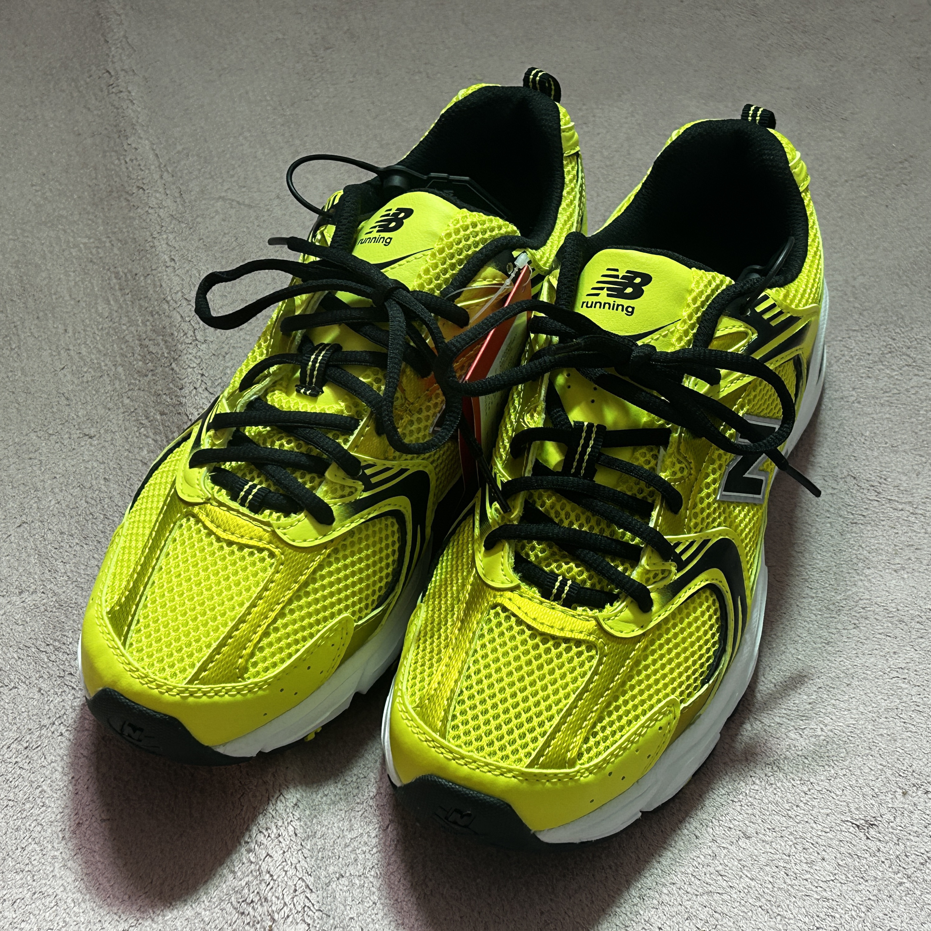 New Balance 530 Yellow 착용 스타일