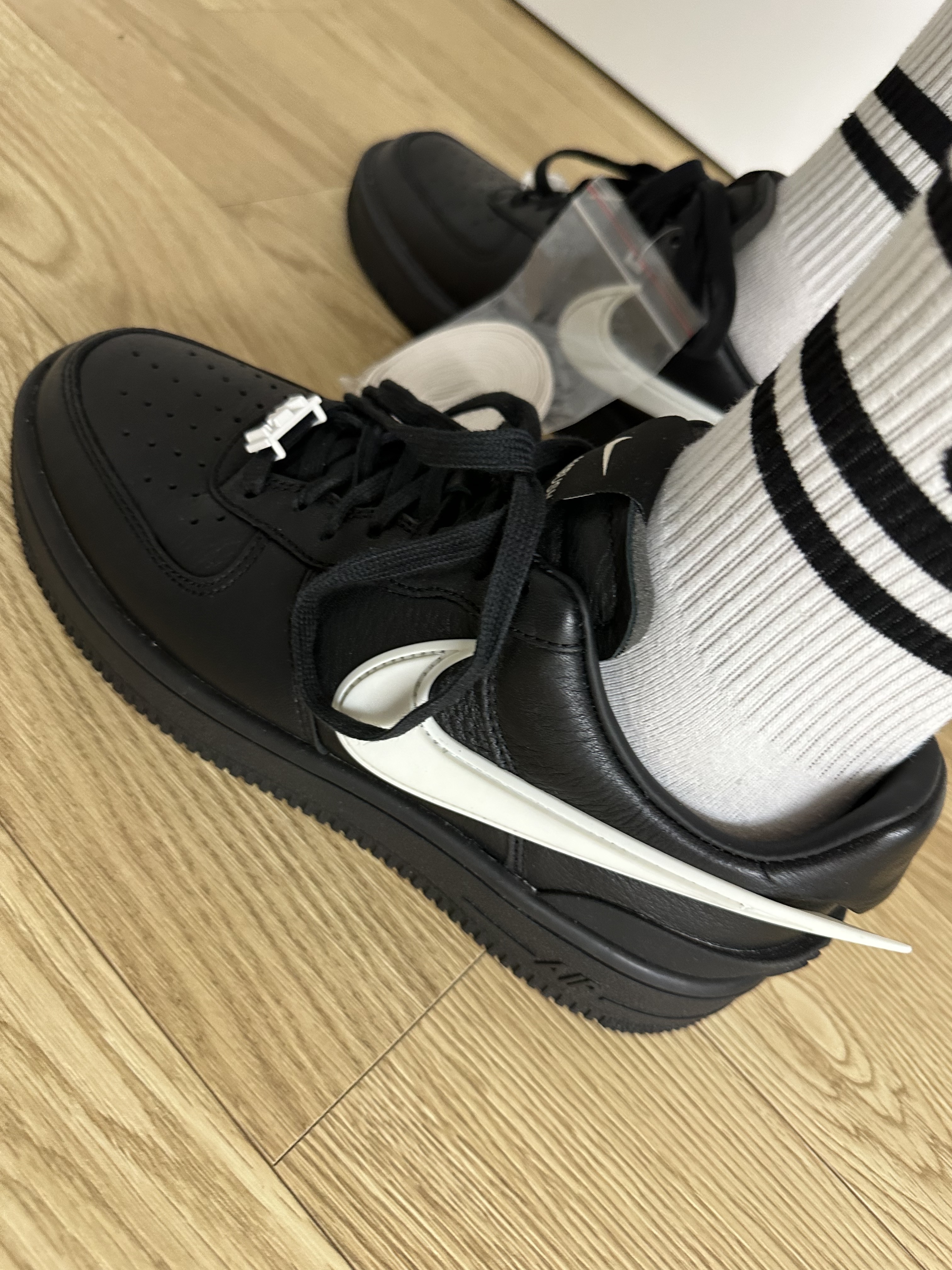 Nike x Ambush Air Force 1 Low SP Black 착용 스타일 - 2