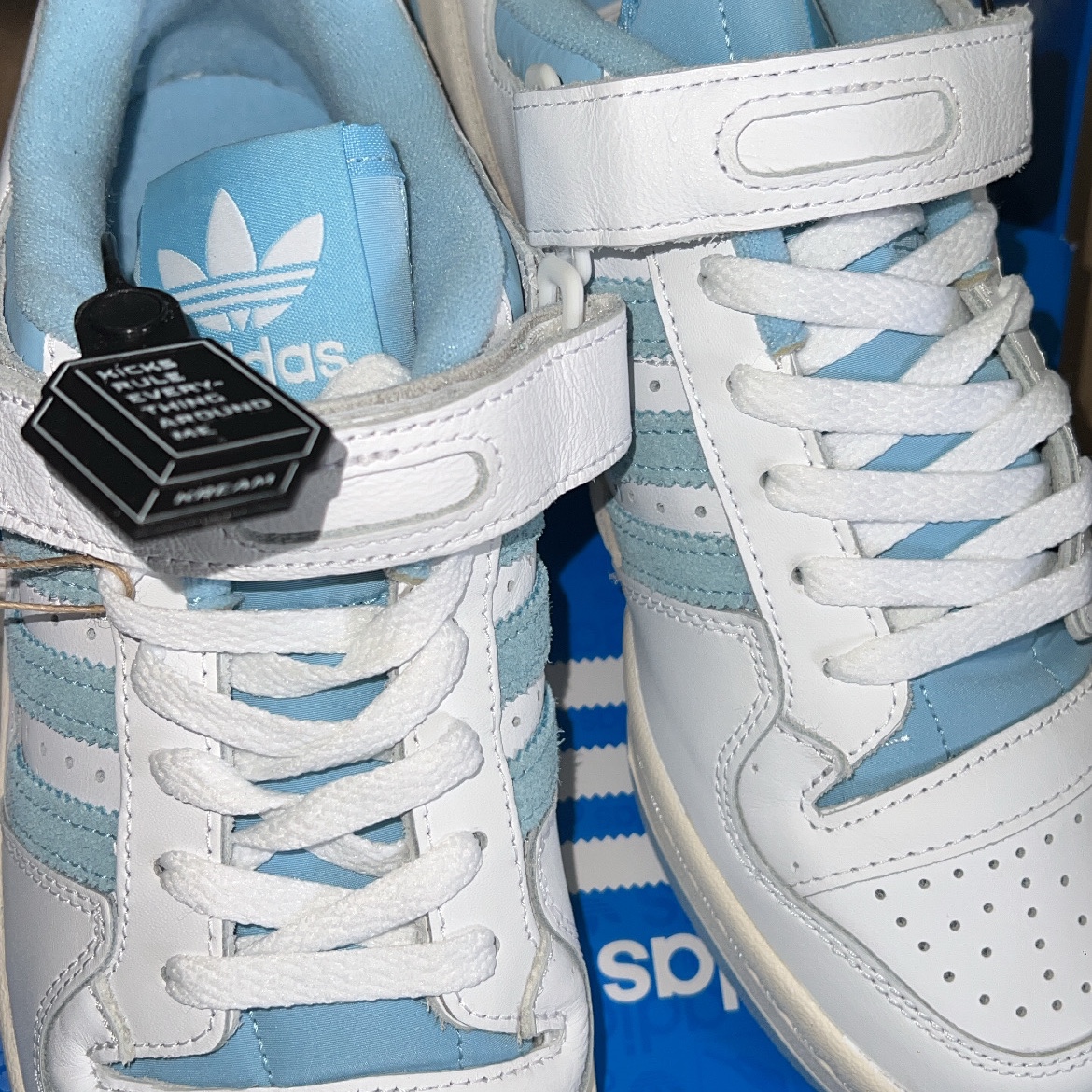 Adidas Forum 84 Low Clear Blue 착용 스타일 - 2