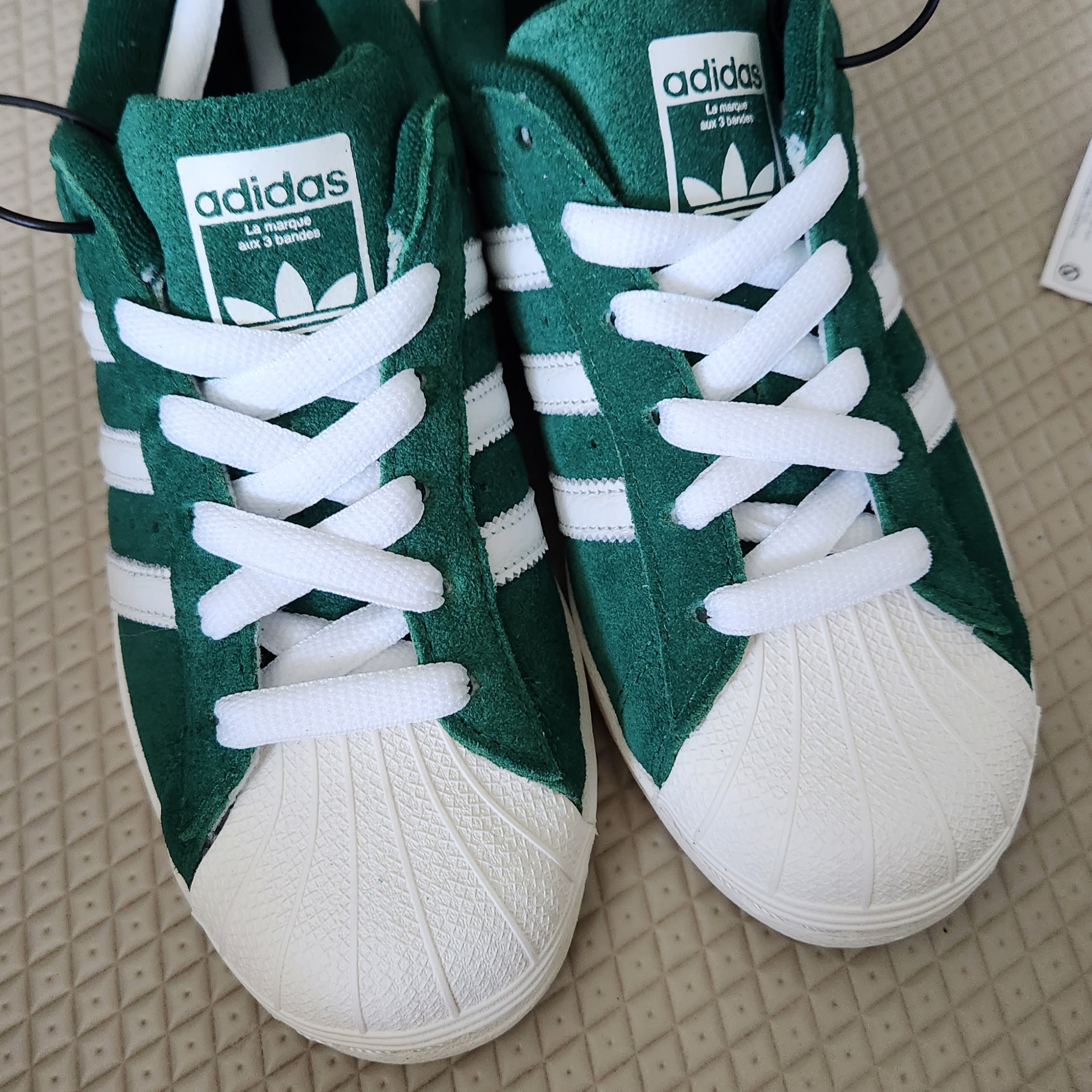 Adidas Superstar Dark Green Core White 착용 스타일 - 2