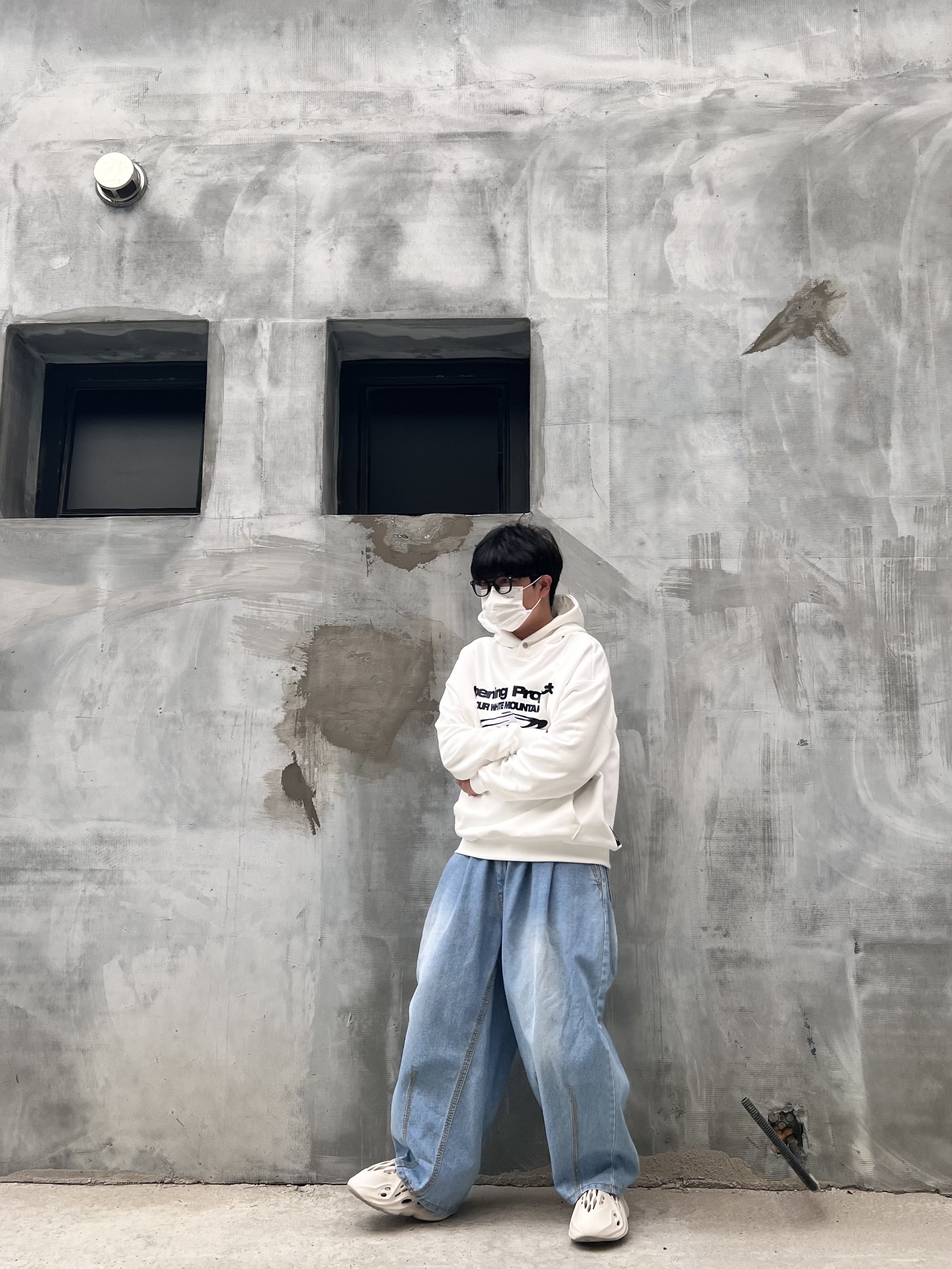 Adidas Yeezy Foam RNNR Sand 착용 스타일 - 1