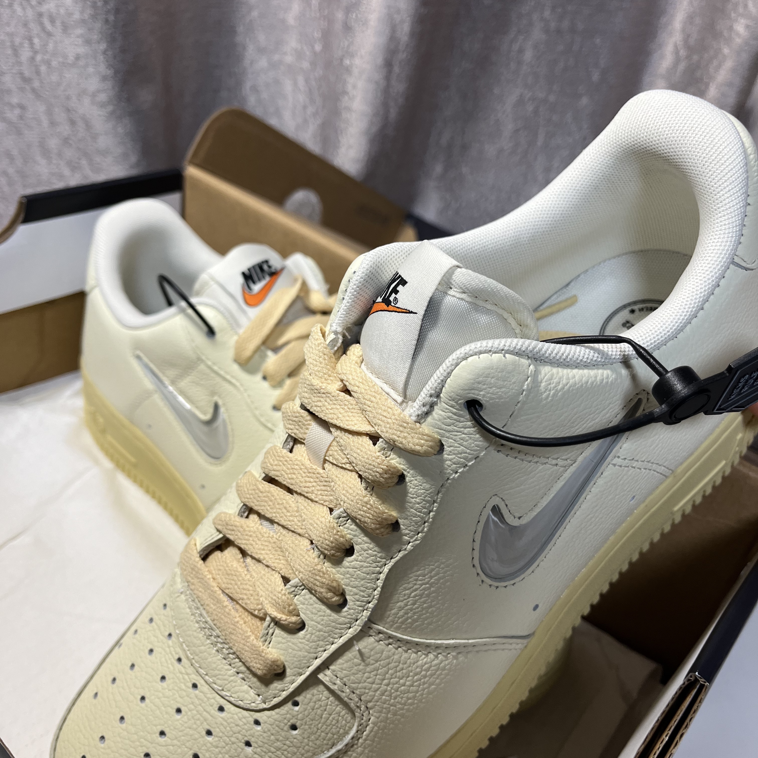 (W) Nike Air Force 1 '07 LX Coconut Milk and Lemon Wash 착용 스타일 - 2