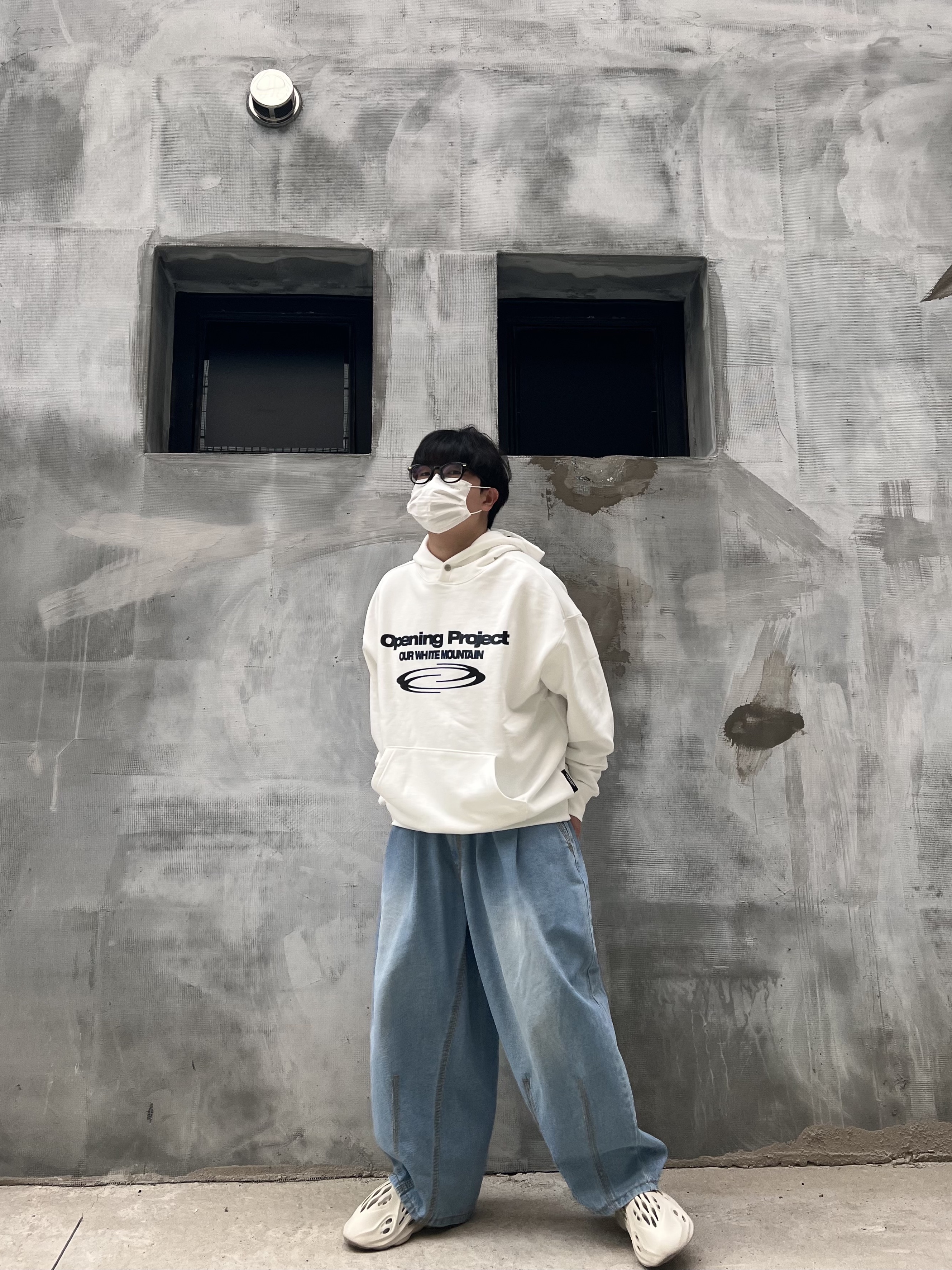 Adidas Yeezy Foam RNNR Sand 착용 스타일 - 2