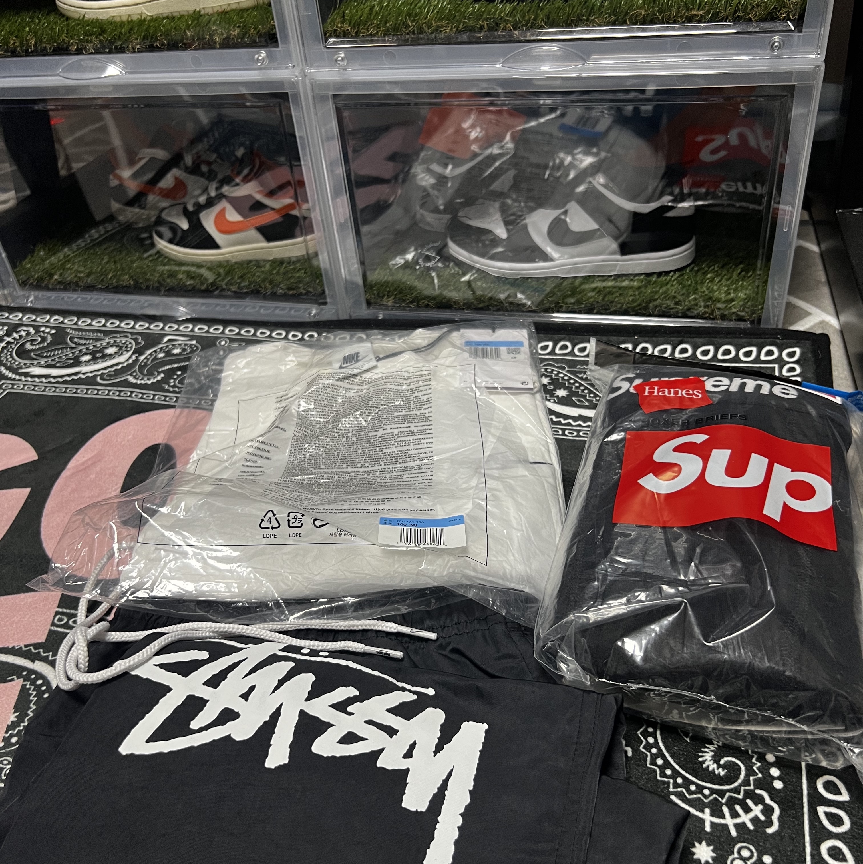 Supreme Hanes Boxer Briefs Black (4 Pack), Nike x Stussy T-Shirt White (DV1774-100) 착용 스타일