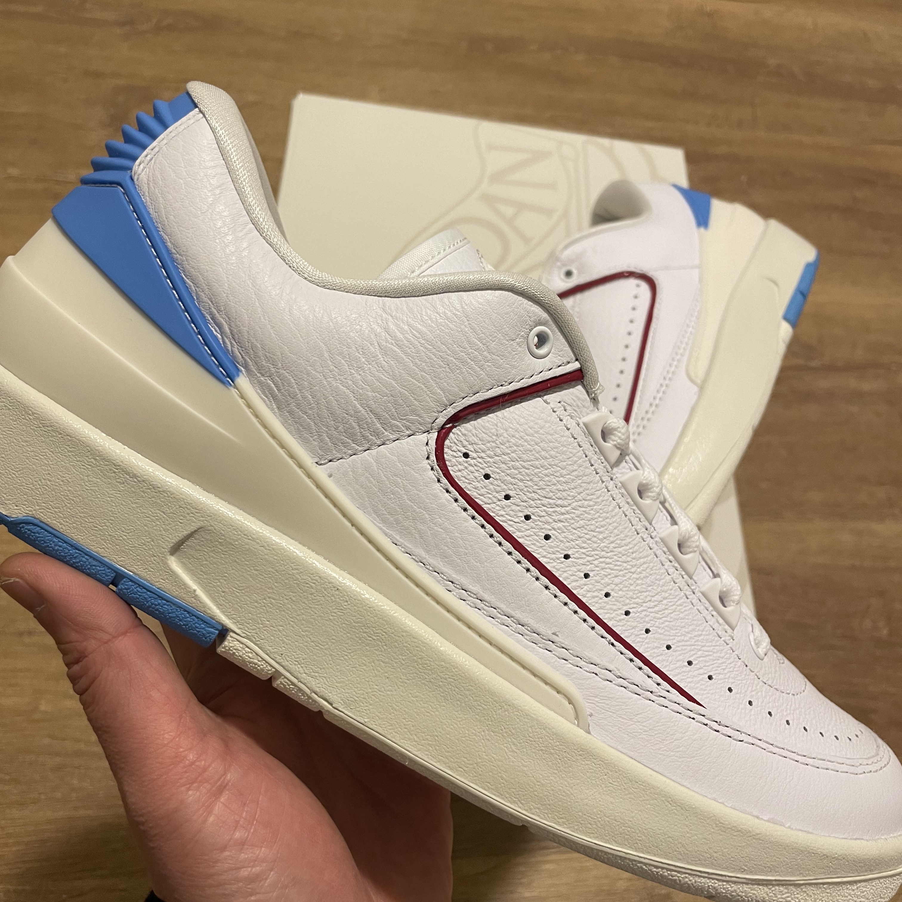 (W) Jordan 2 Retro Low Gym Red and Dark Powder Blue 착용 스타일 - 1