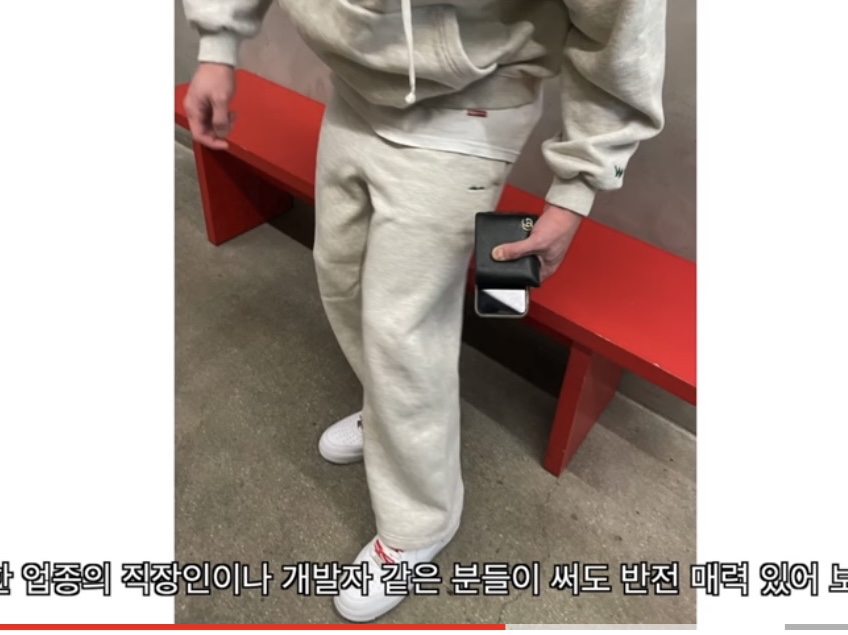 Gucci GG Marmont Leather Bi-Fold Wallet Black Gold, Nike x Supreme Air Force 1 Low White 착용 스타일 - 2