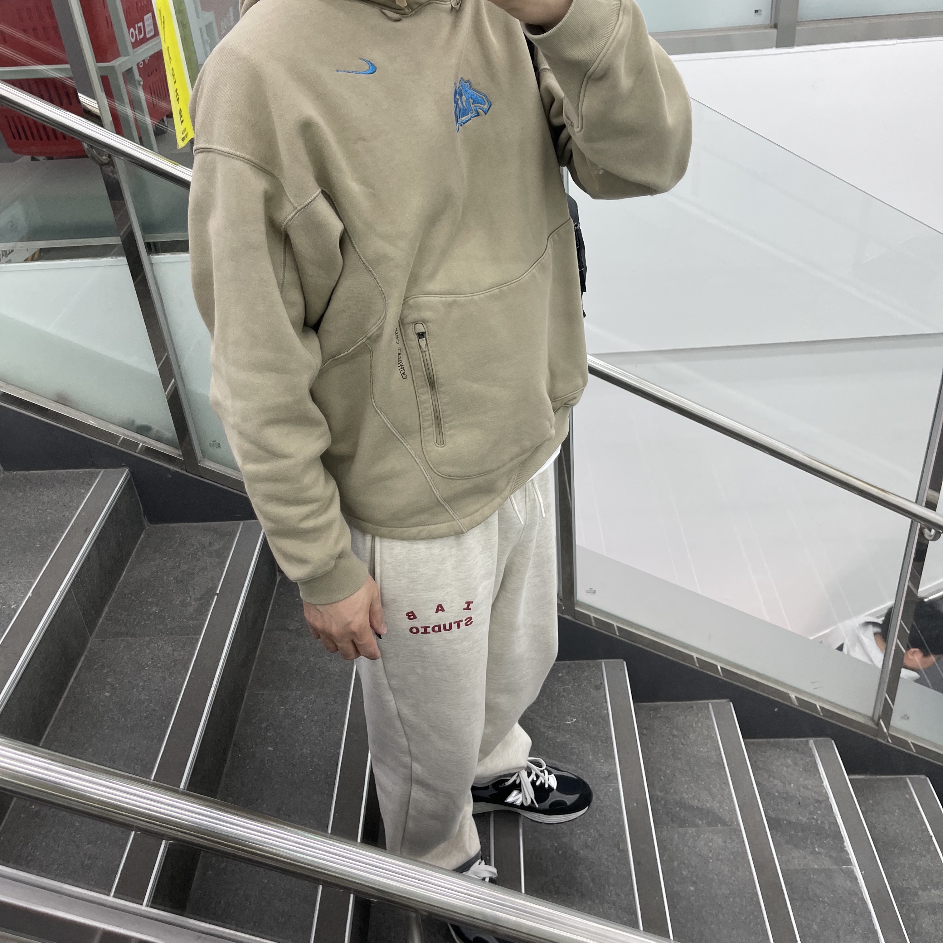 Nike x Off-White NRG Fleece Hoodie Khaki - Asia, IAB Studio Sweatpants Oatmeal Burgundy - 23SS 착용 스타일 - 3