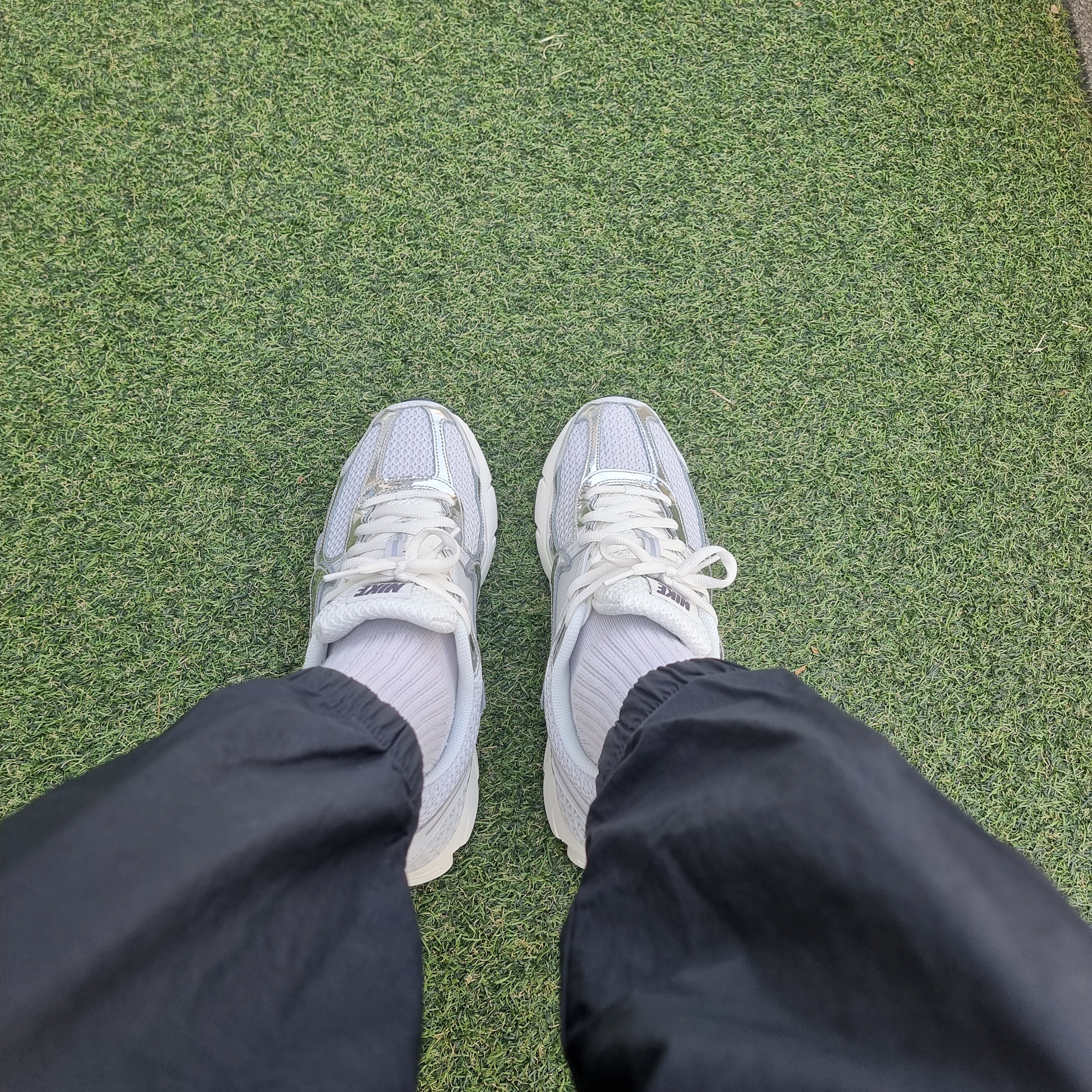 (W) Nike Zoom Vomero 5 Photon Dust and Metallic Silver 착용 스타일 - 1