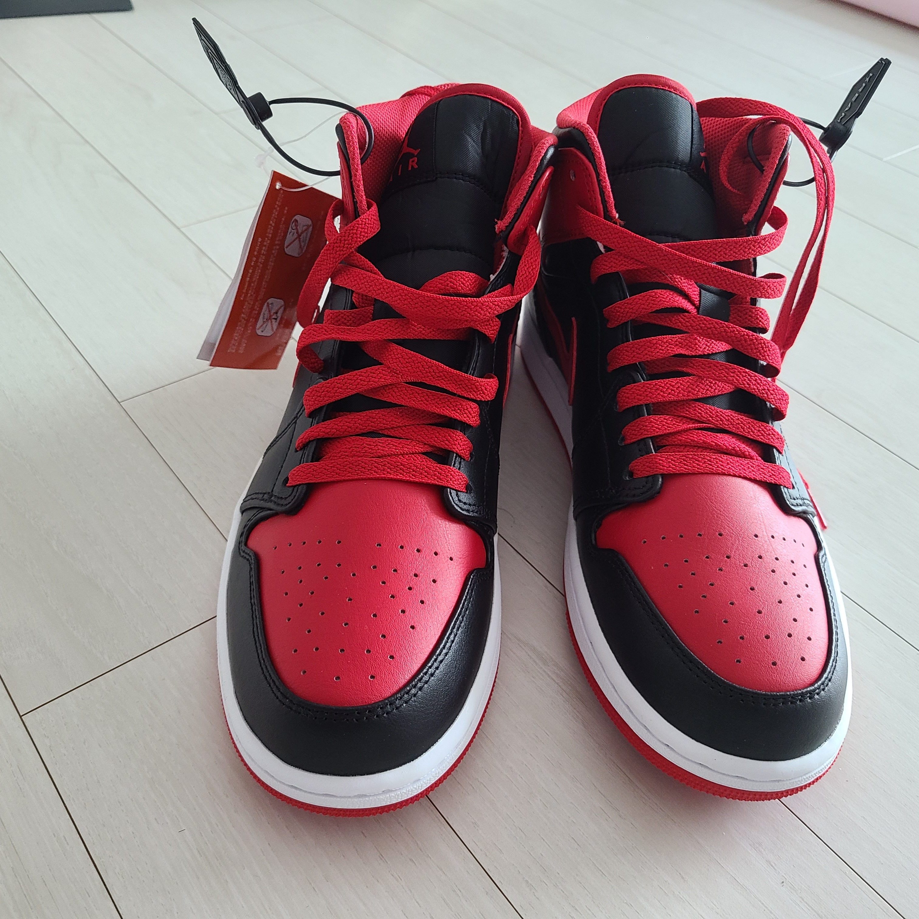 Jordan 1 Mid Black Fire Red 착용 스타일 - 2