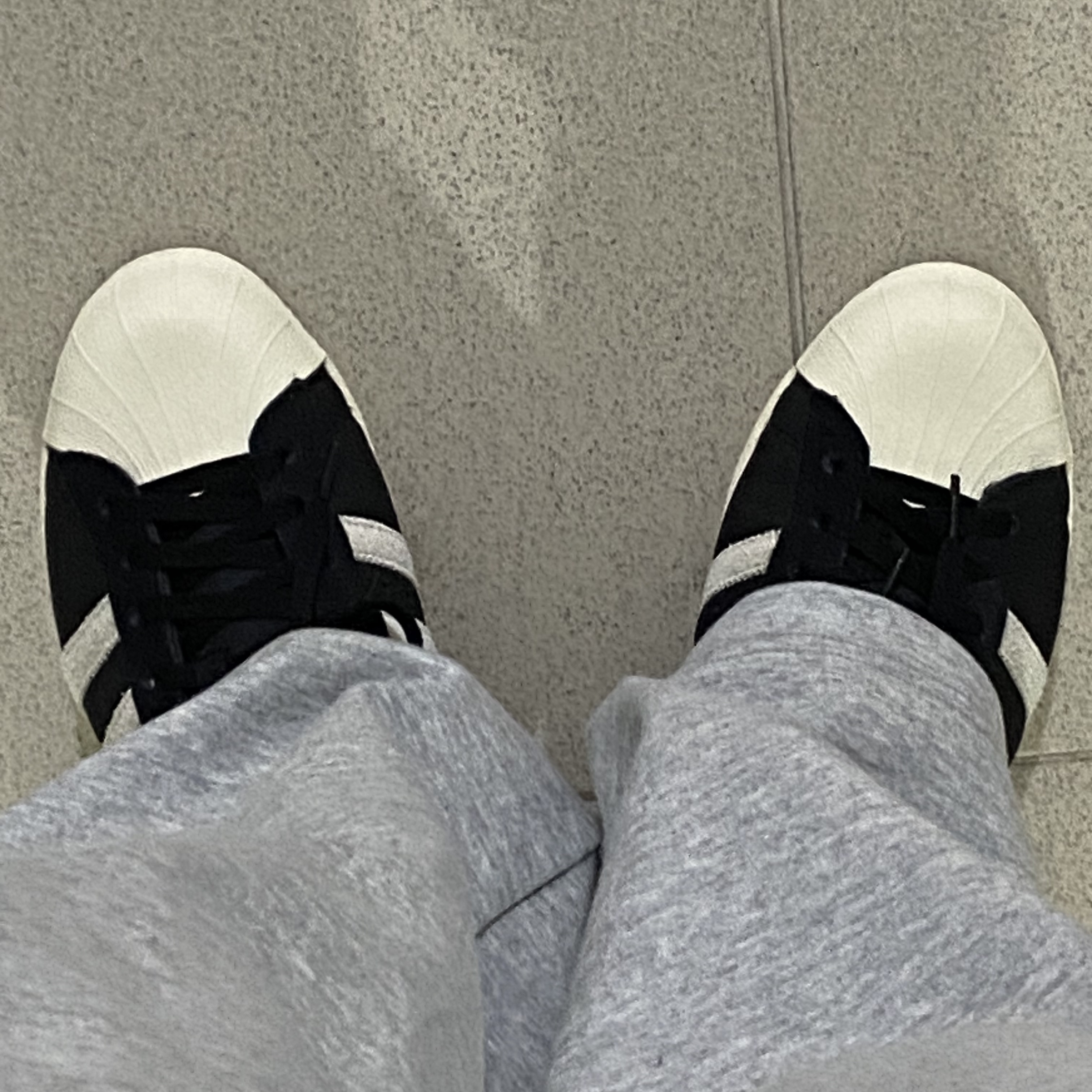 Adidas Superstar 82 Black White, Apple Watch Series 7 45mm Cellular Silver Stainless Steel Case with Sport Band Starlight (Korean Ver.) 착용 스타일 - 1