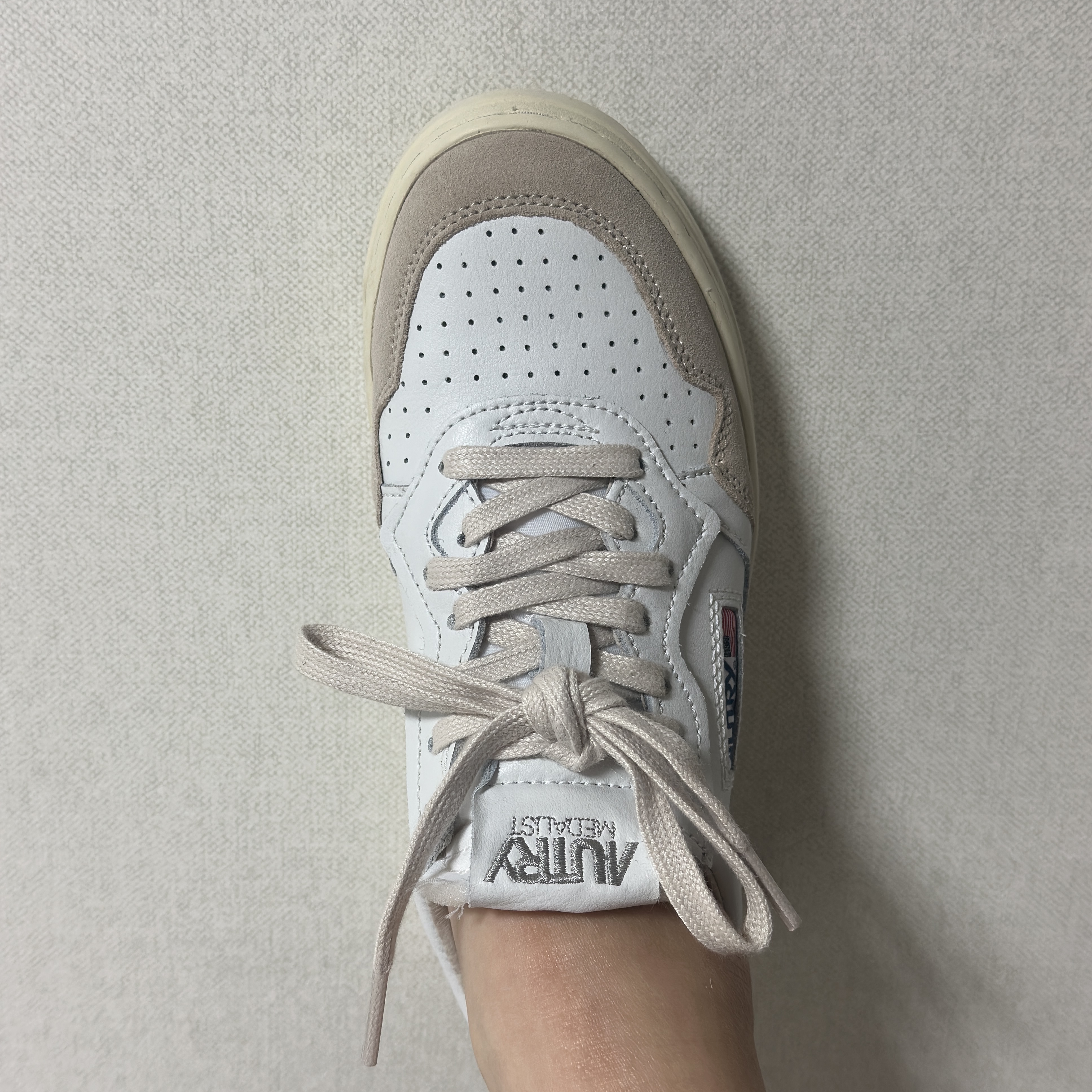 (W) Autry Medalist Low Leather Suede Sneakers White 착용 스타일 - 1