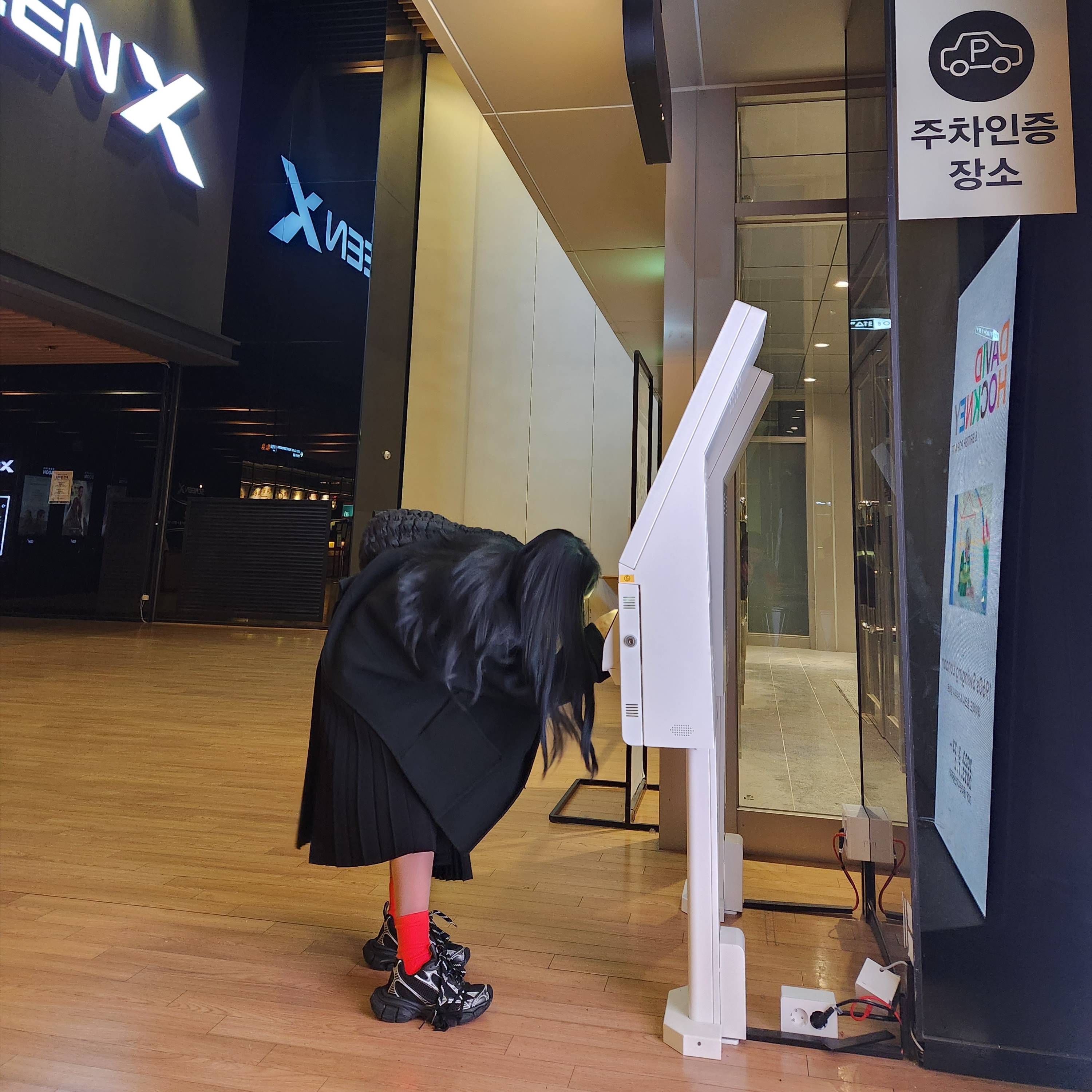 Balenciaga 3XL Sneakers Black White, COS Quilted Mini Bag Black 착용 스타일 - 3