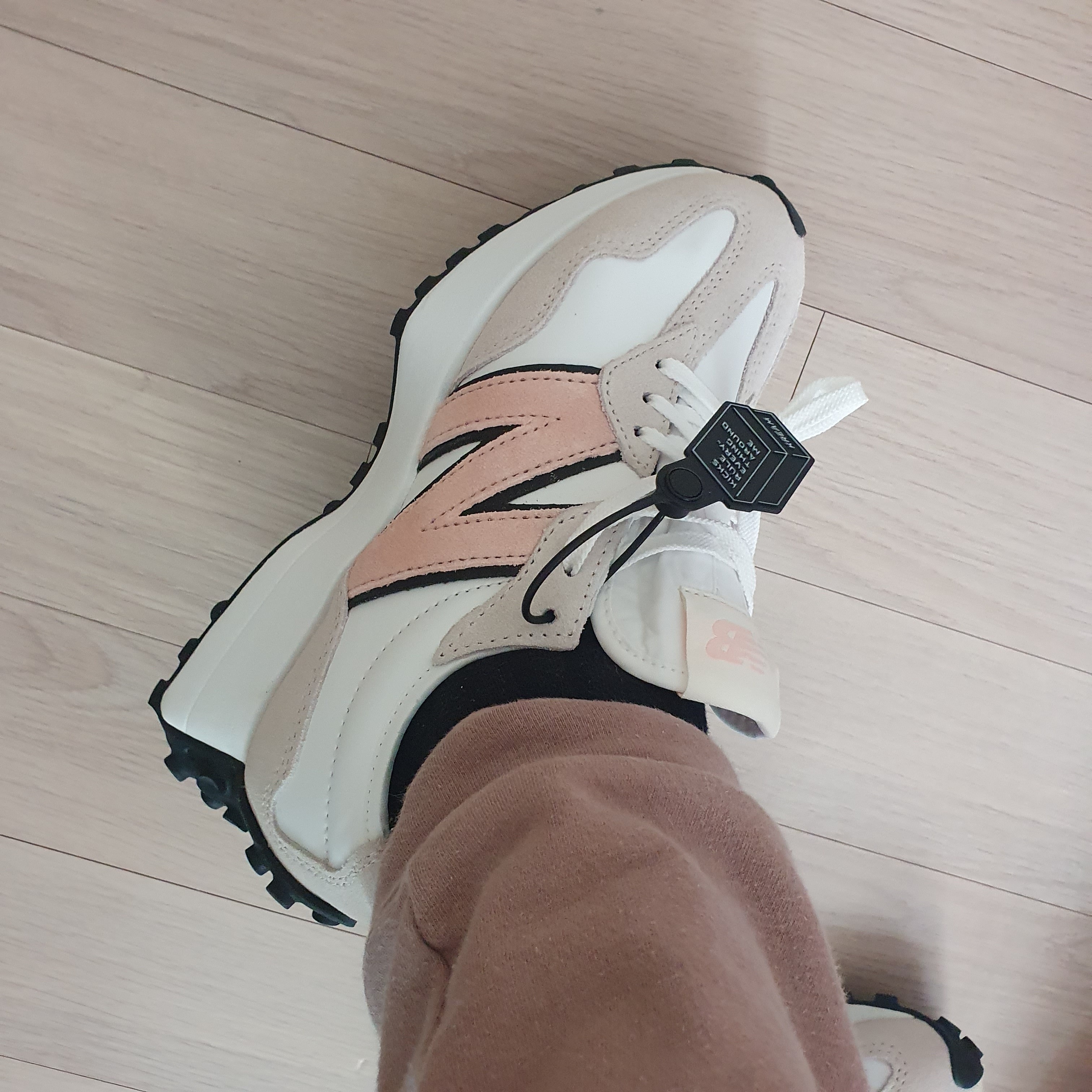(W) New Balance 327 Pink Haze 착용 스타일 - 1