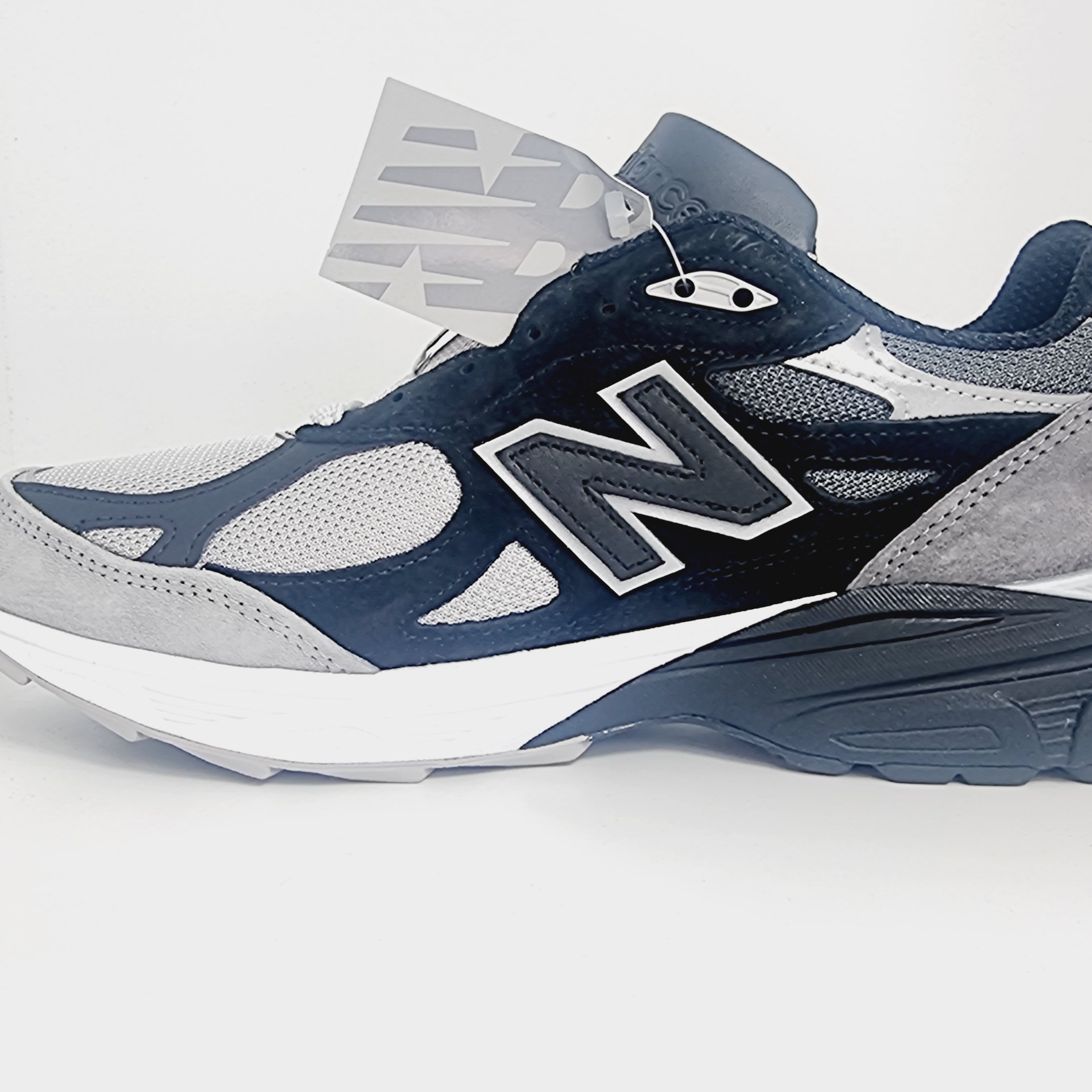 New Balance x DTLR 990v3 Grey Scale 착용 스타일 - 2