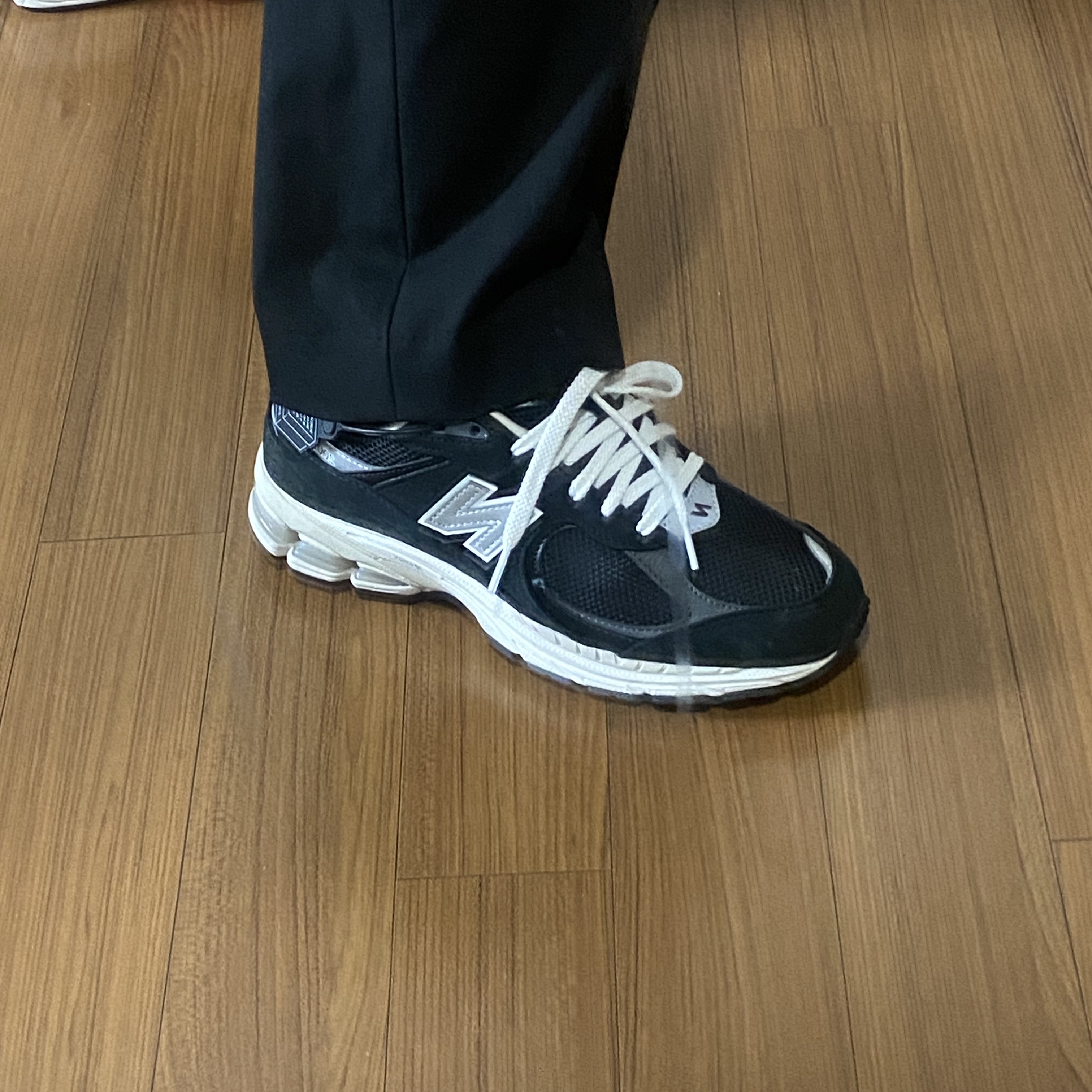 New Balance 2002R Premium Vintage Black 착용 스타일 - 2