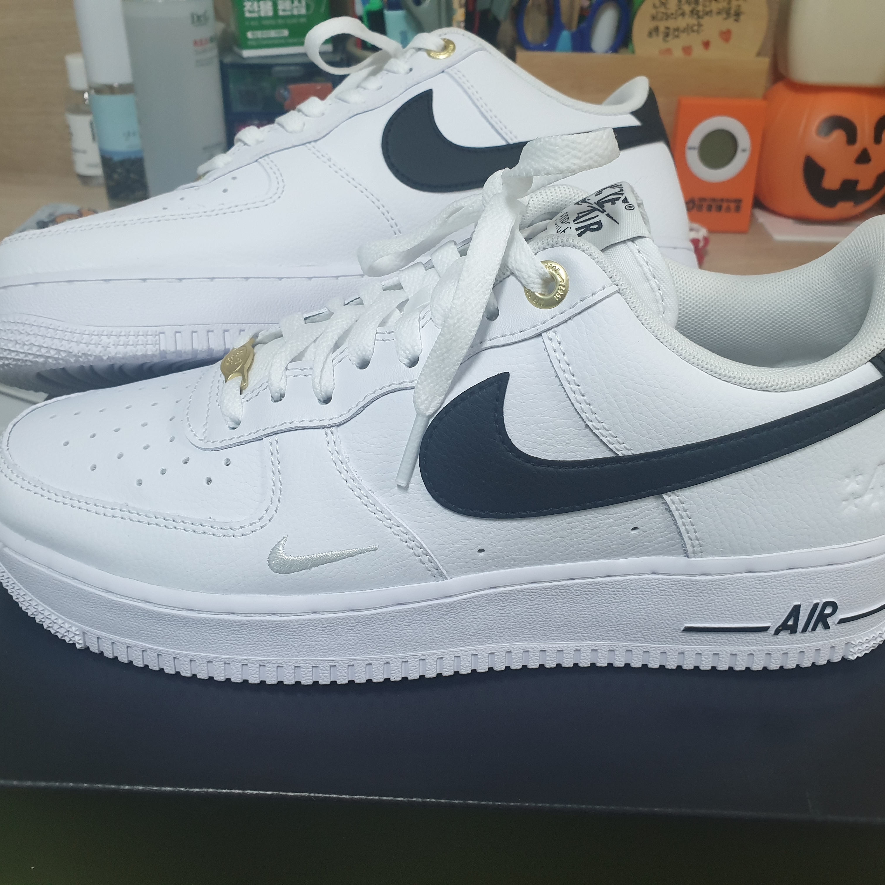 Nike Air Force 1 '07 LV8 40th Anniversary Join Forces White Black 착용 스타일