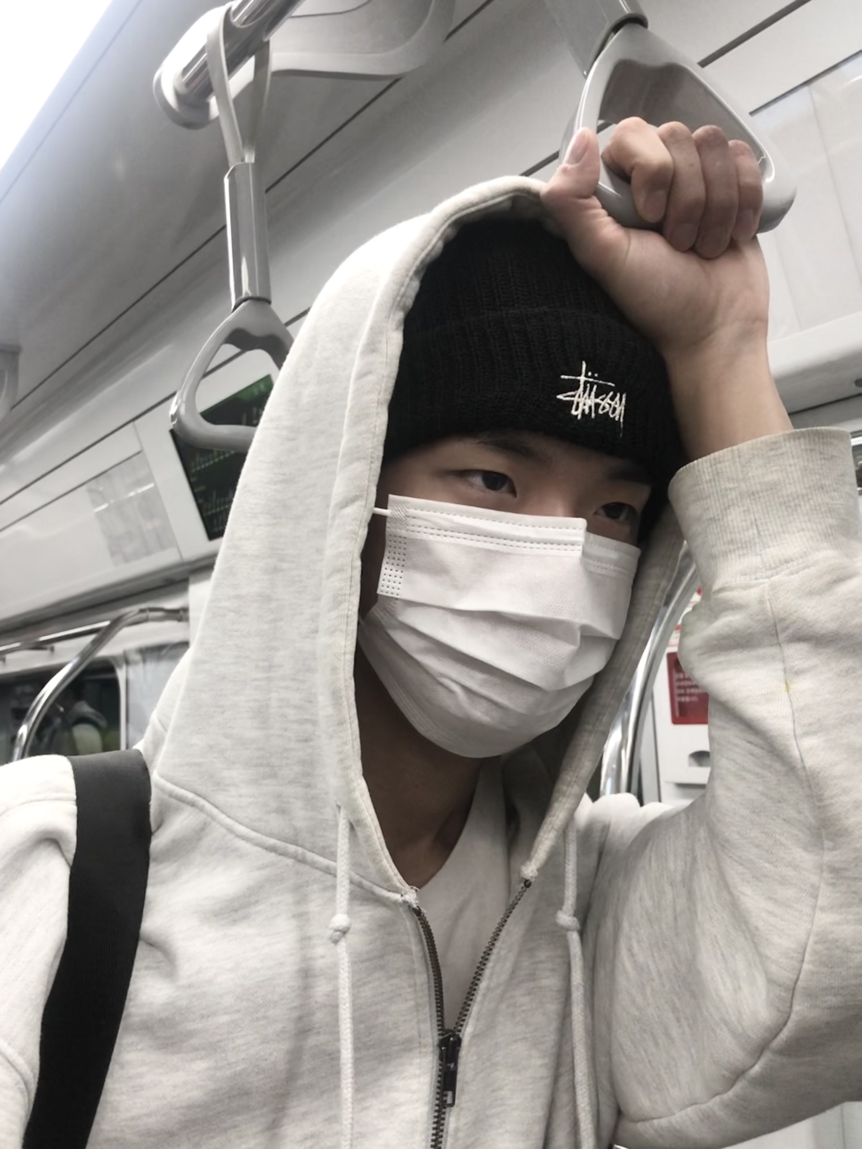 Stussy Basic Cuff Beanie Black 착용 스타일 - 2