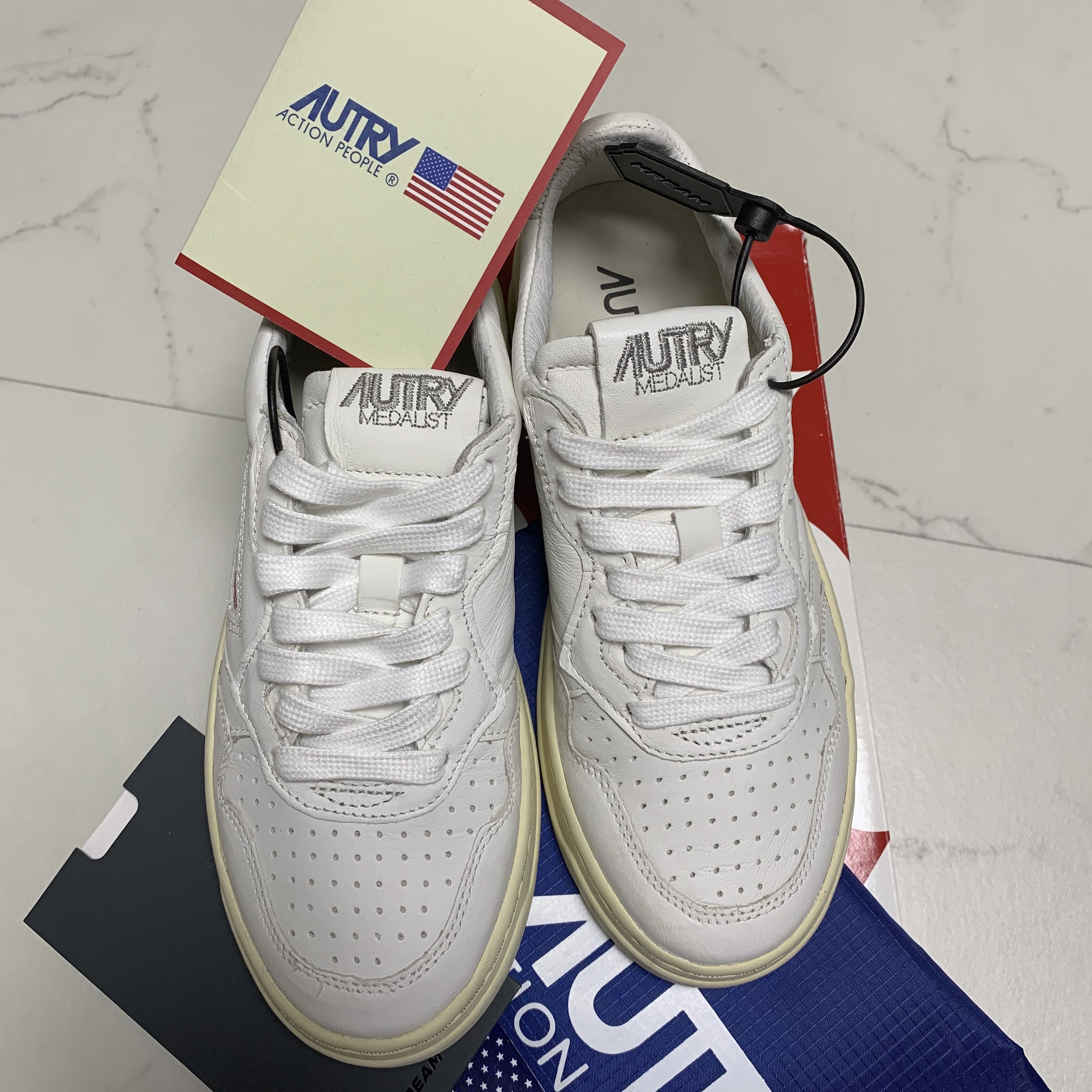 (W) Autry Medalist Low Goatskin Sneakers White 착용 스타일