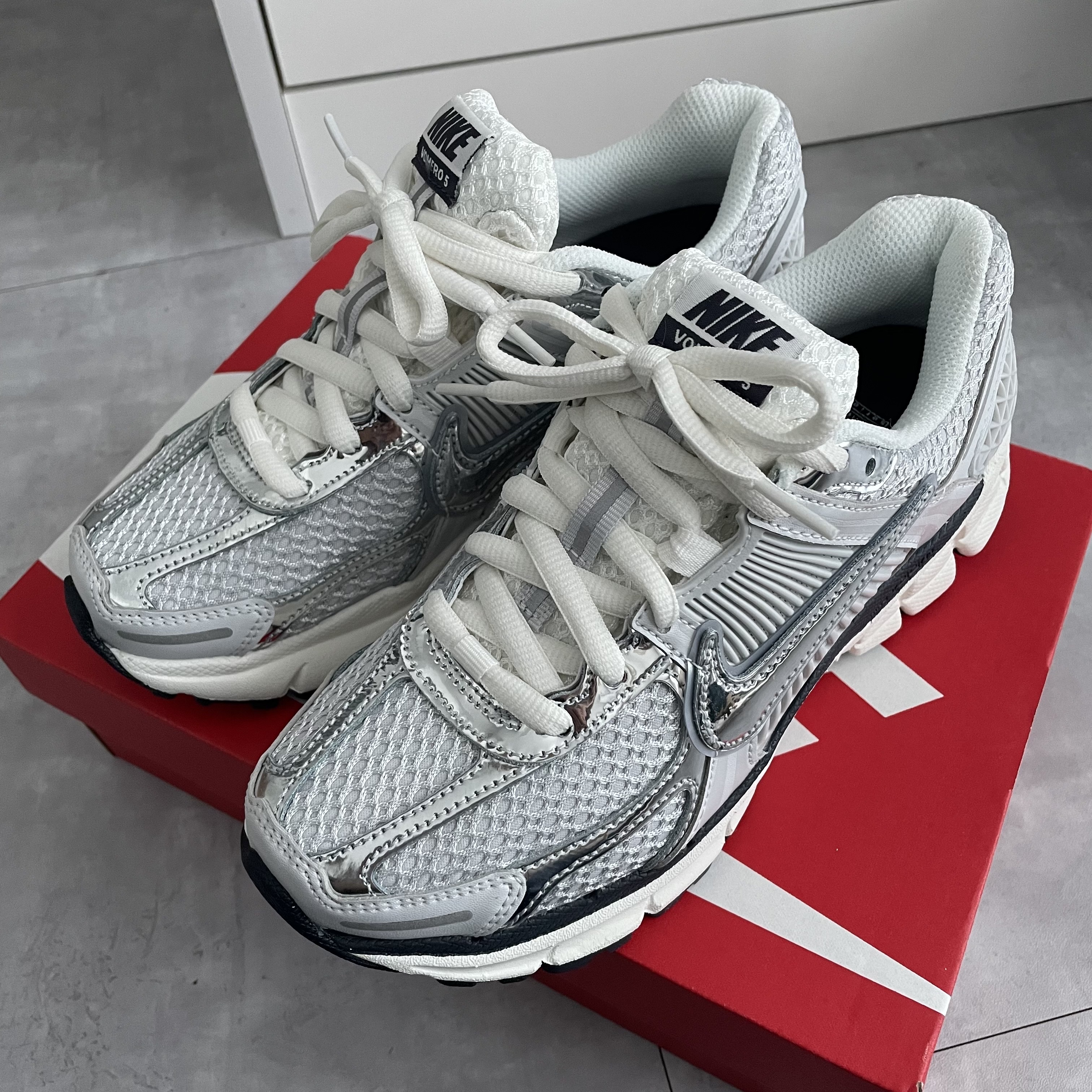 (W) Nike Zoom Vomero 5 Photon Dust and Metallic Silver 착용 스타일 - 1