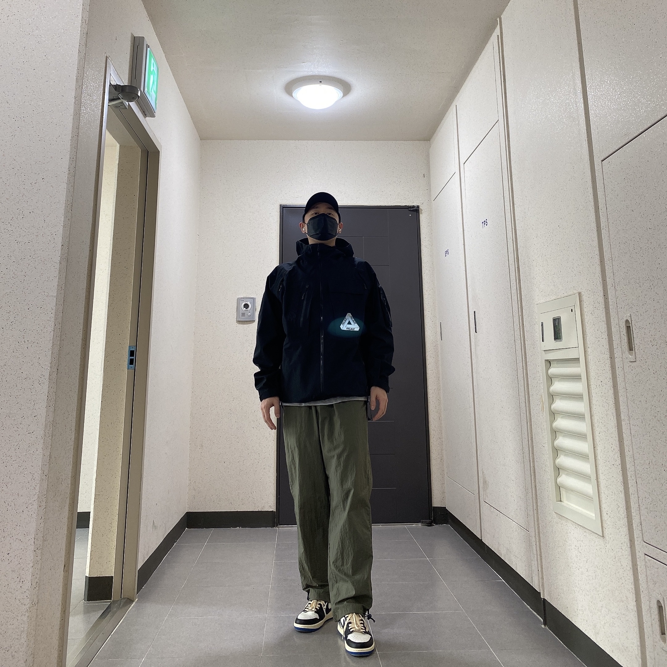 Palace Gore-Tex Cargo Jacket Black - 23SS, Supreme Gore-Tex Camp Cap Black - 22FW 착용 스타일 - 1