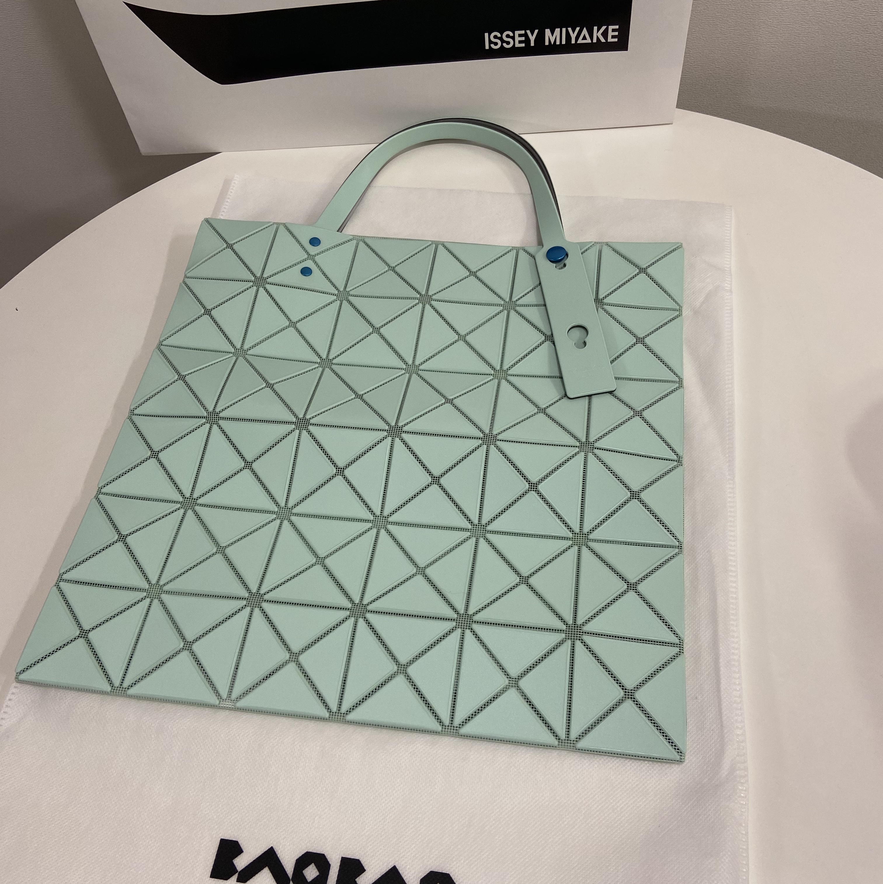 Bao Bao Issey Miyake Lucent One-Tone Tote Bag Mint Green 착용 스타일 - 2
