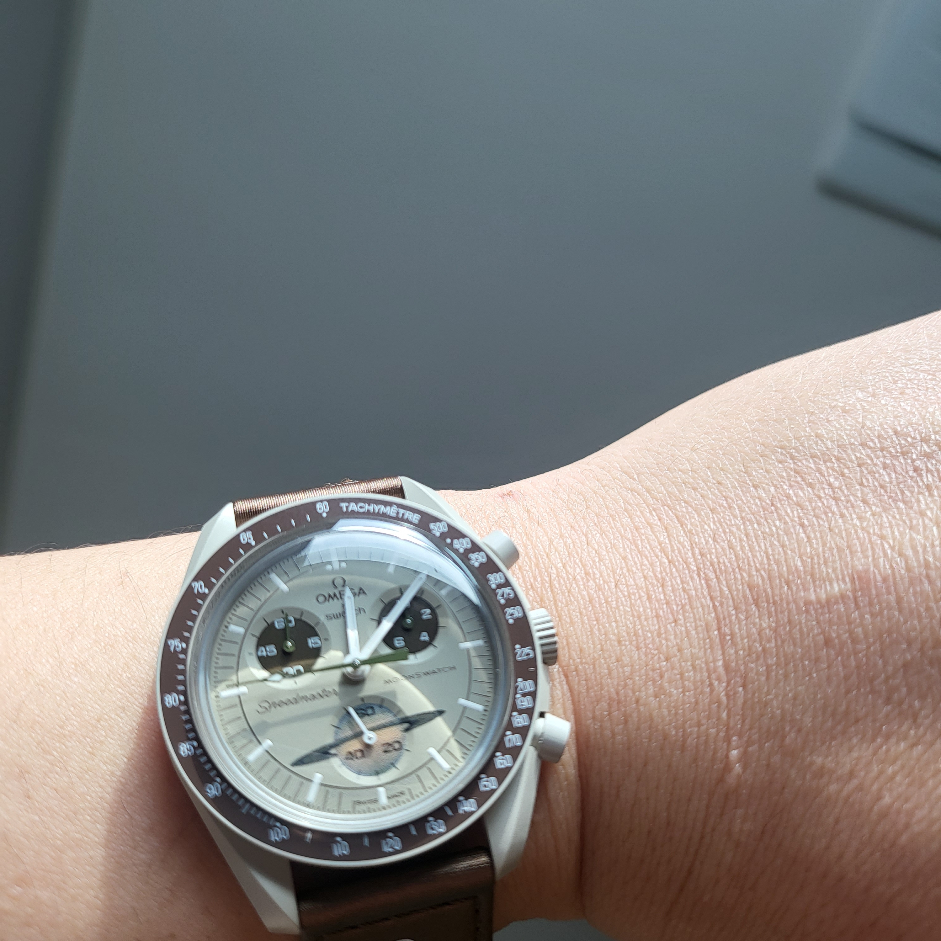 Swatch x Omega Bioceramic MoonSwatch Mission To Saturn 착용 스타일