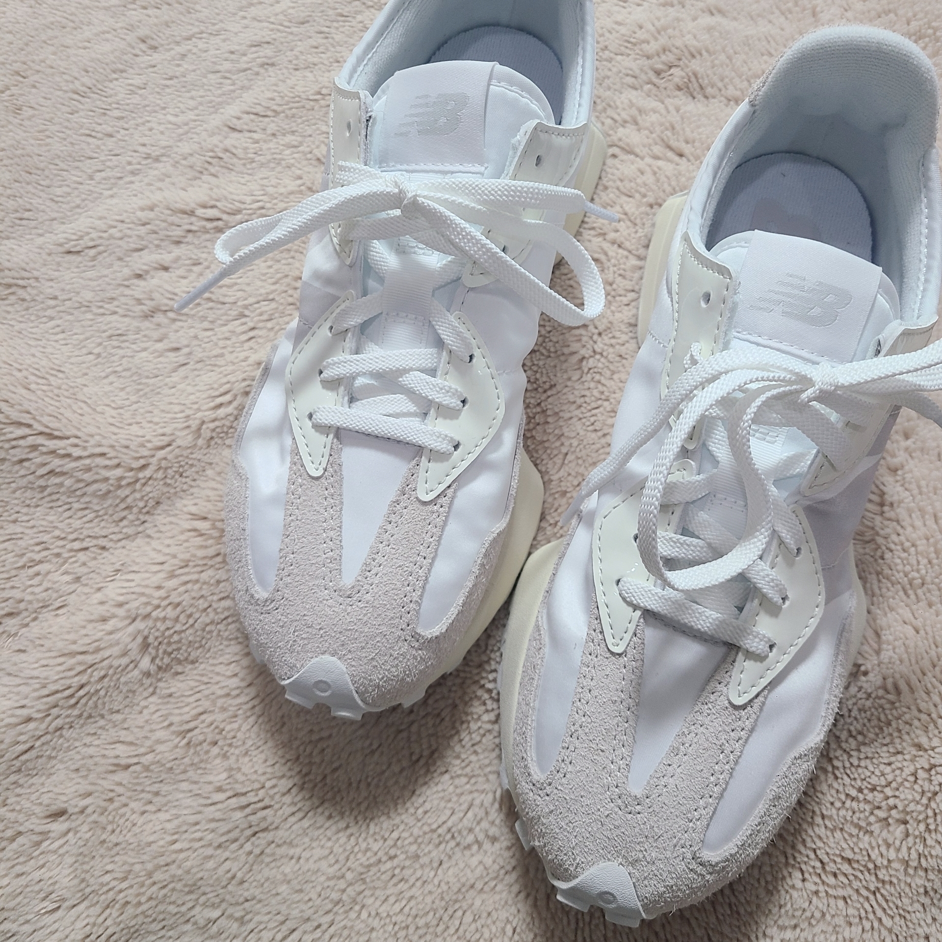 (W) New Balance 327 White Moonbeam 착용 스타일