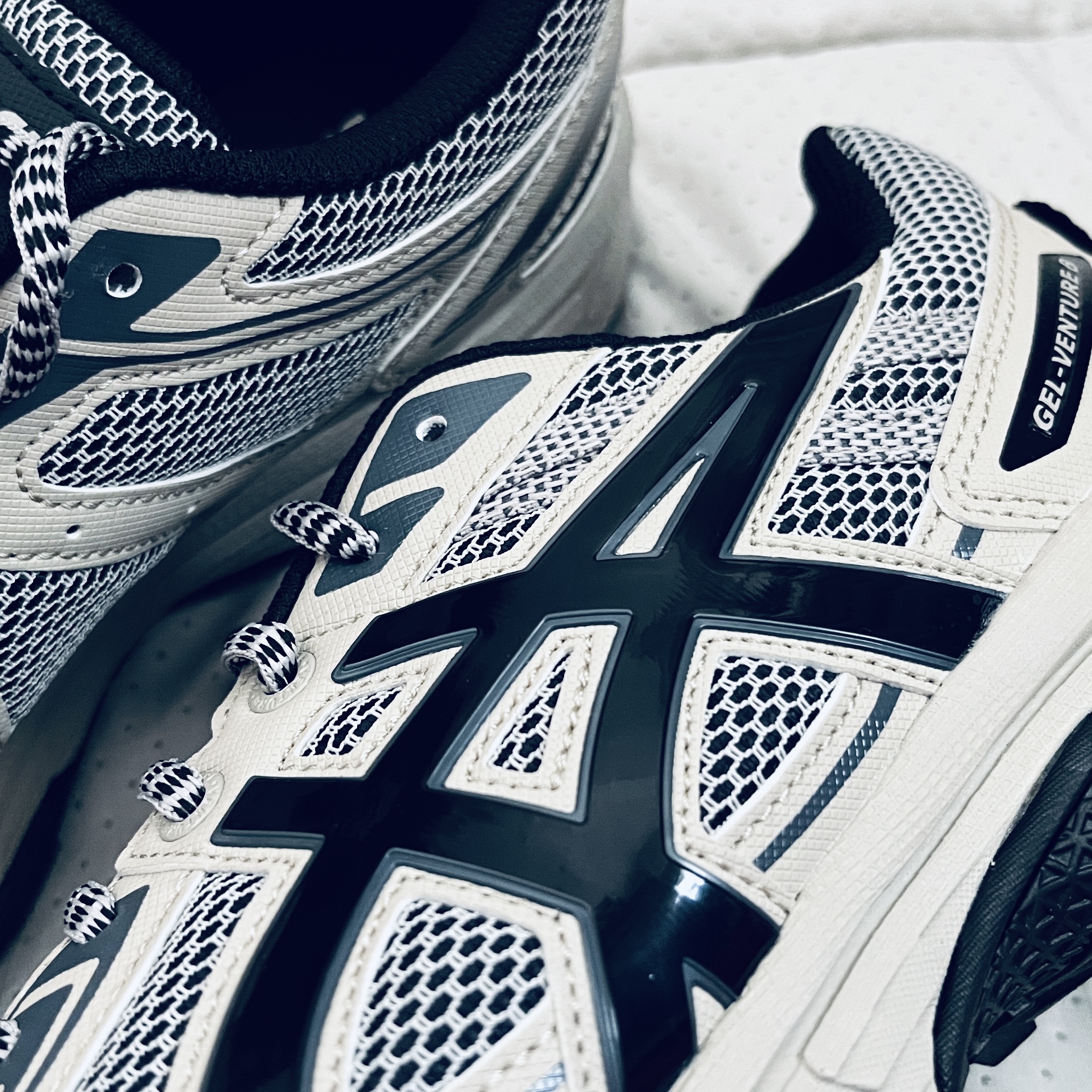 Asics Gel-Venture 6 Feather Grey Black 착용 스타일