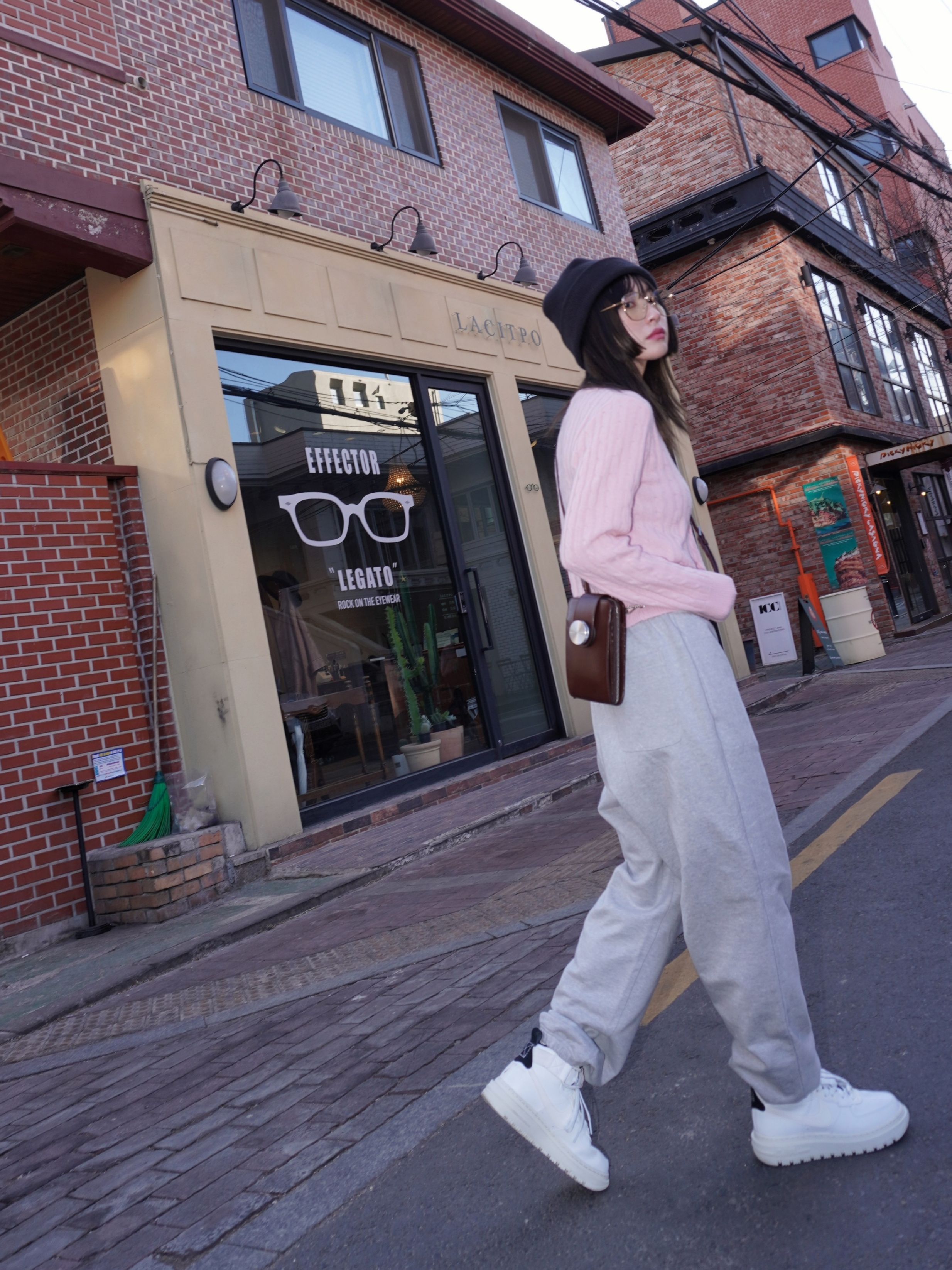 (W) Nike Air Force 1 High Utility 2.0 Summit White 착용 스타일 - 2