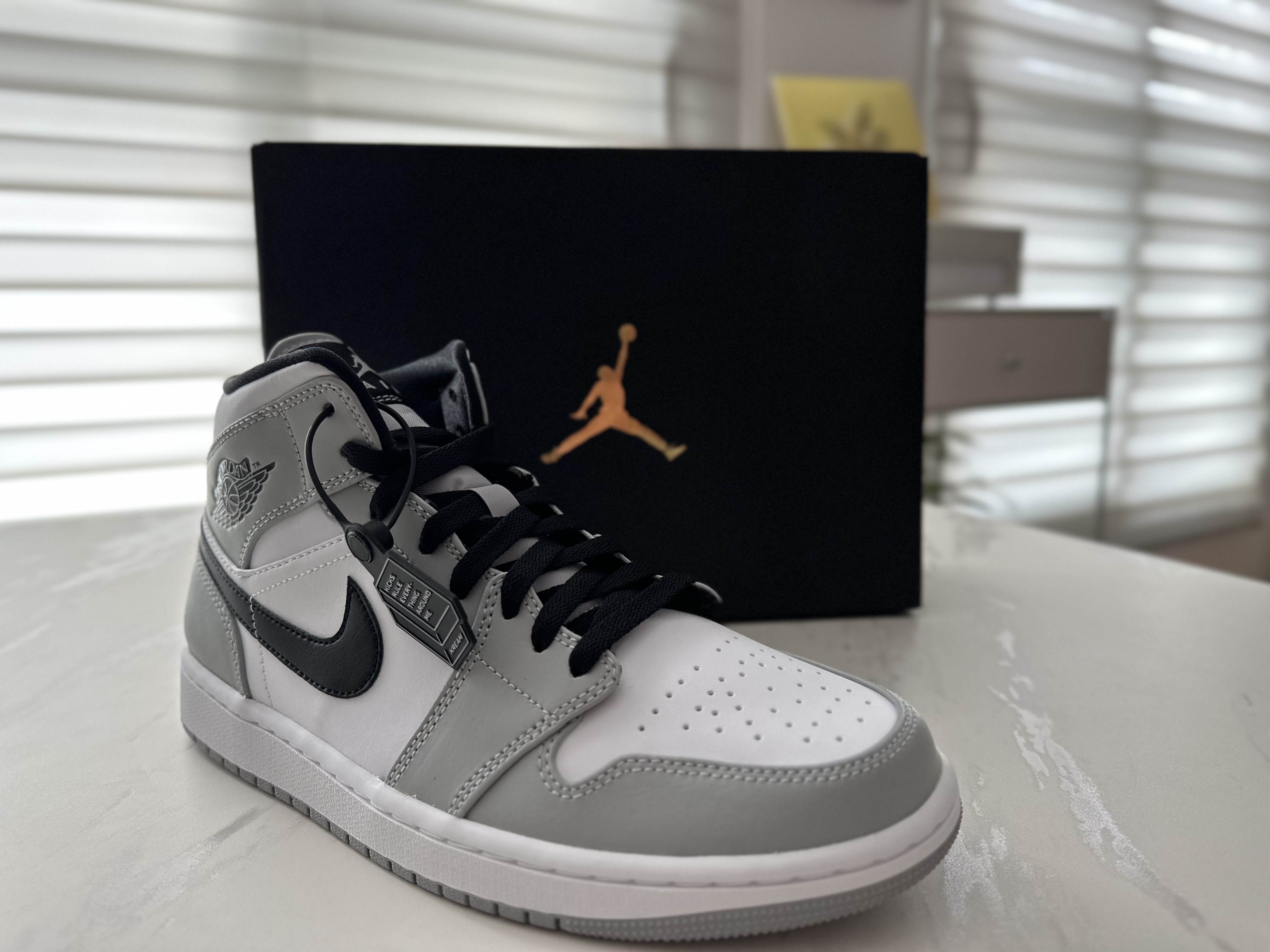 Jordan 1 Mid Light Smoke Grey 착용 스타일