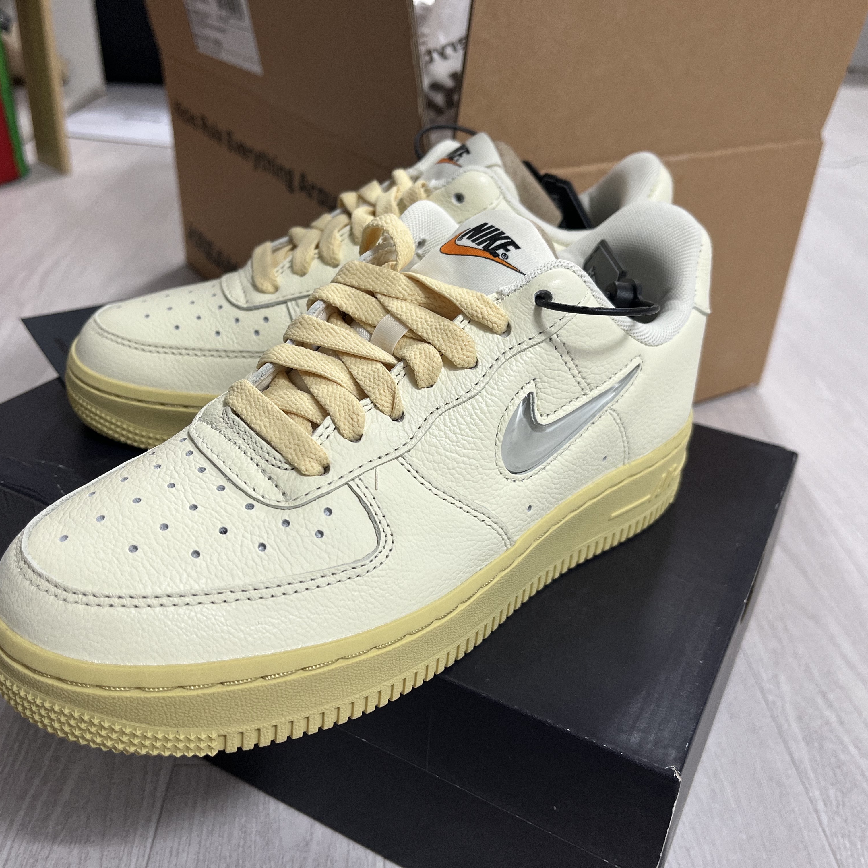 (W) Nike Air Force 1 '07 LX Coconut Milk and Lemon Wash 착용 스타일 - 4