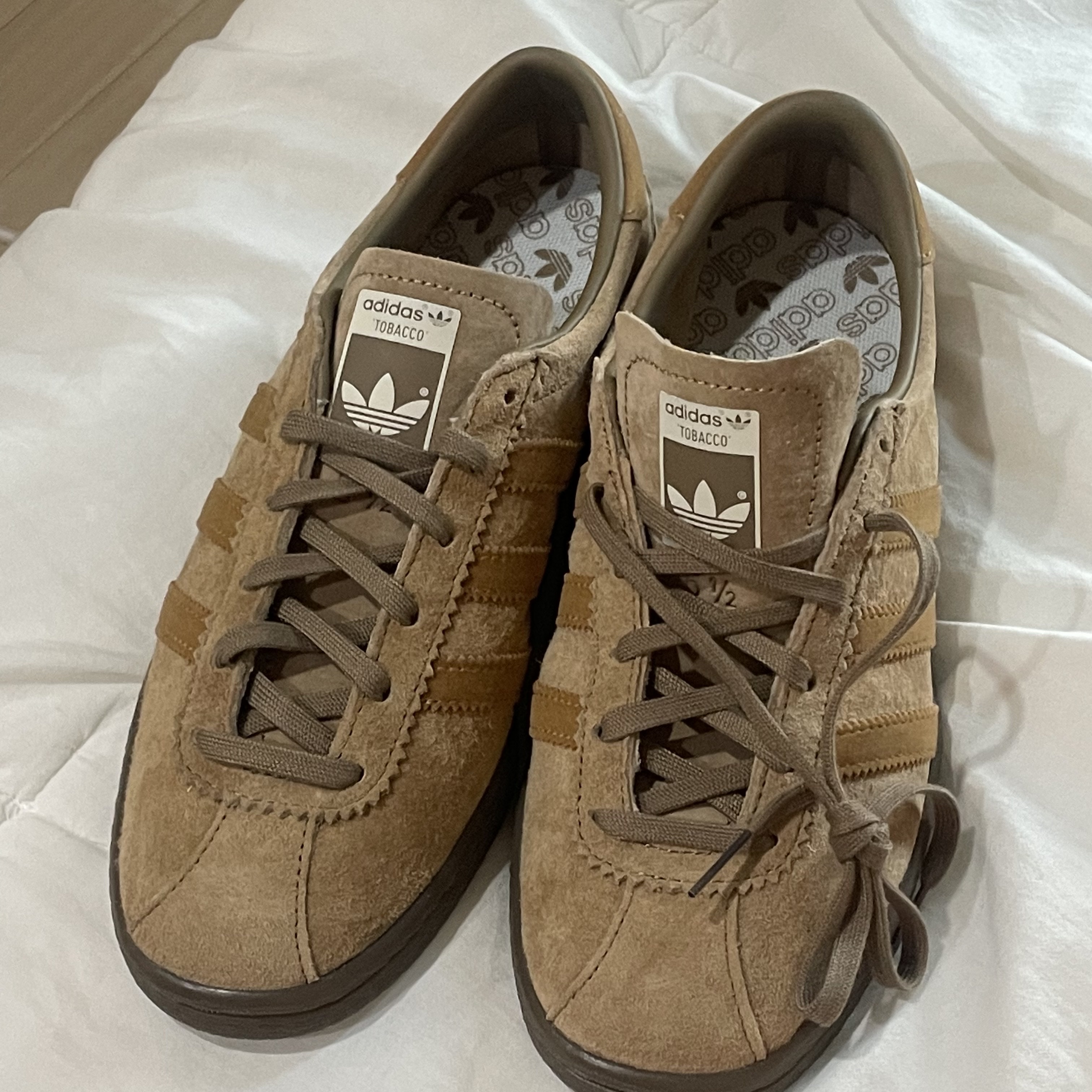 Adidas Tobacco Pantone Mesa 착용 스타일