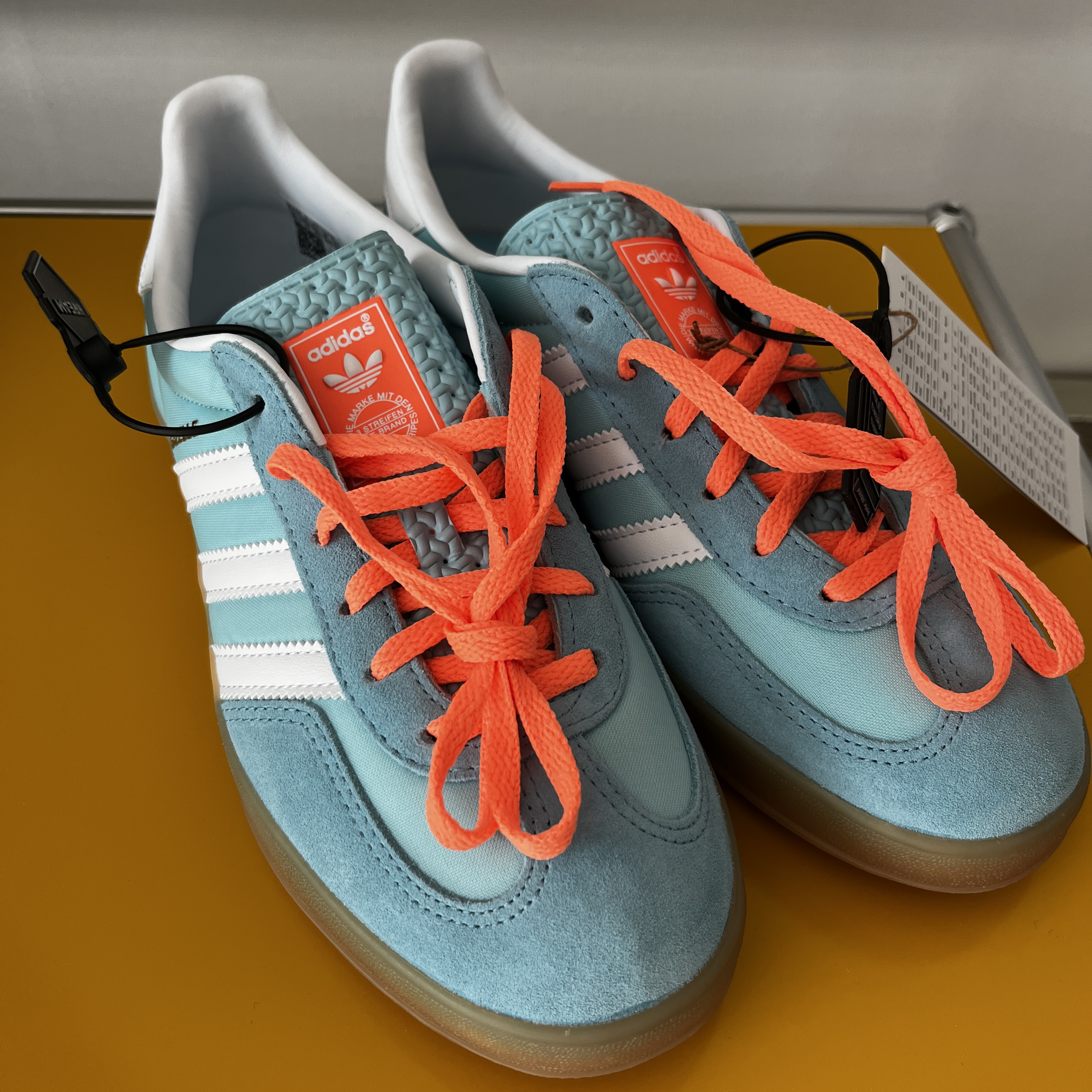 Adidas Gazelle Indoor Preloved Blue White 착용 스타일 - 2