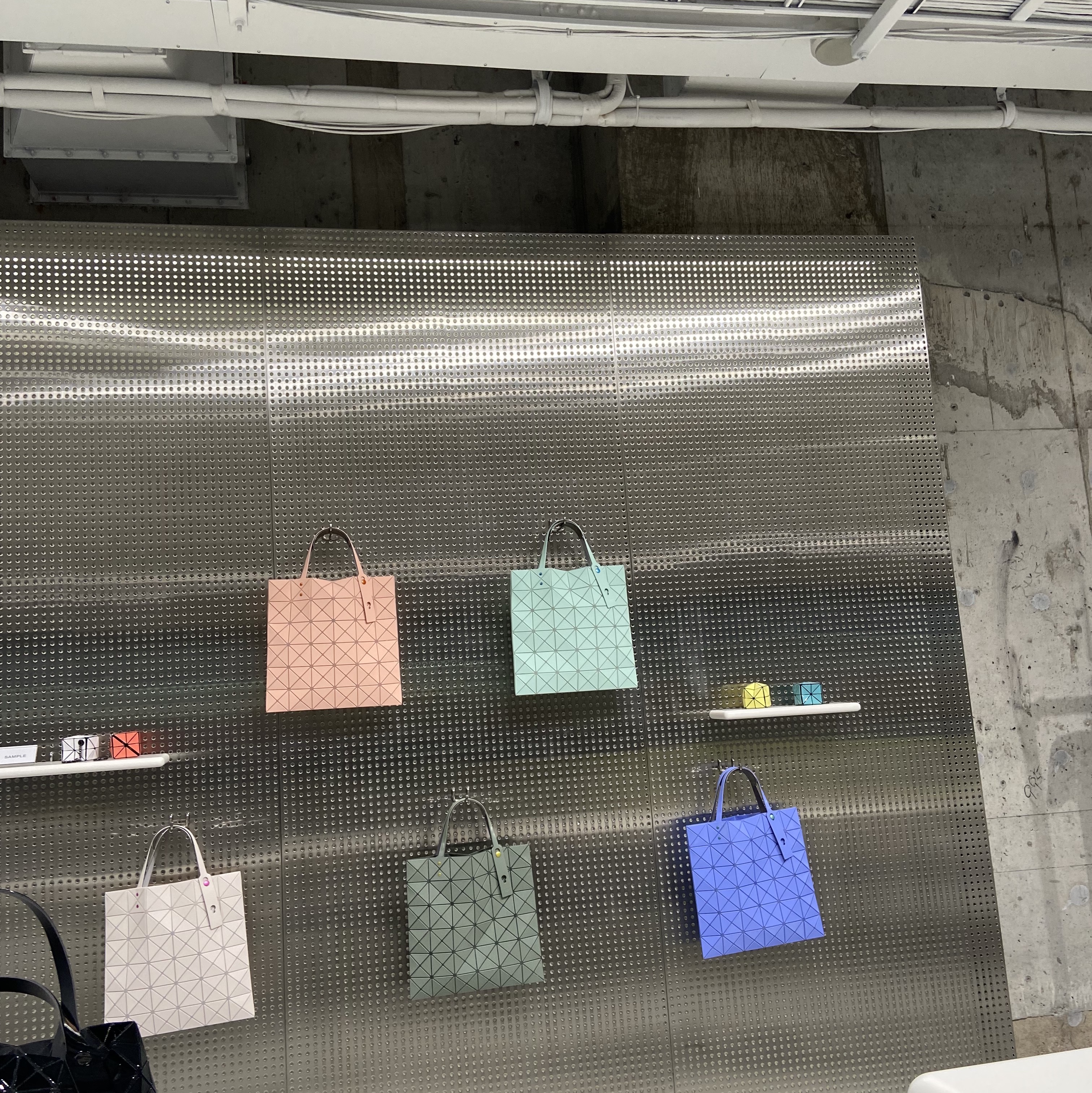 Bao Bao Issey Miyake Lucent One-Tone Tote Bag Mint Green 착용 스타일 - 3