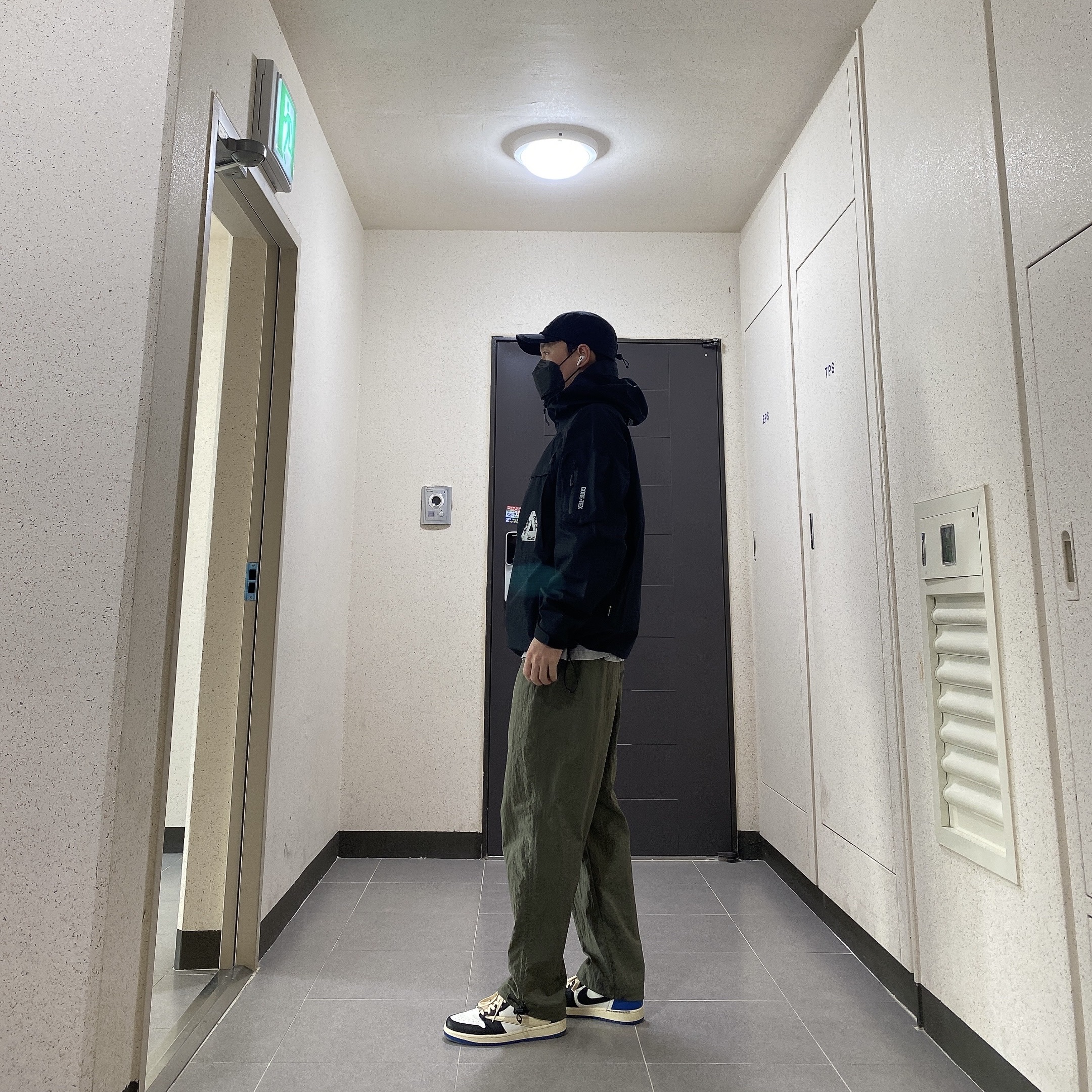 Palace Gore-Tex Cargo Jacket Black - 23SS, Supreme Gore-Tex Camp Cap Black - 22FW 착용 스타일 - 2