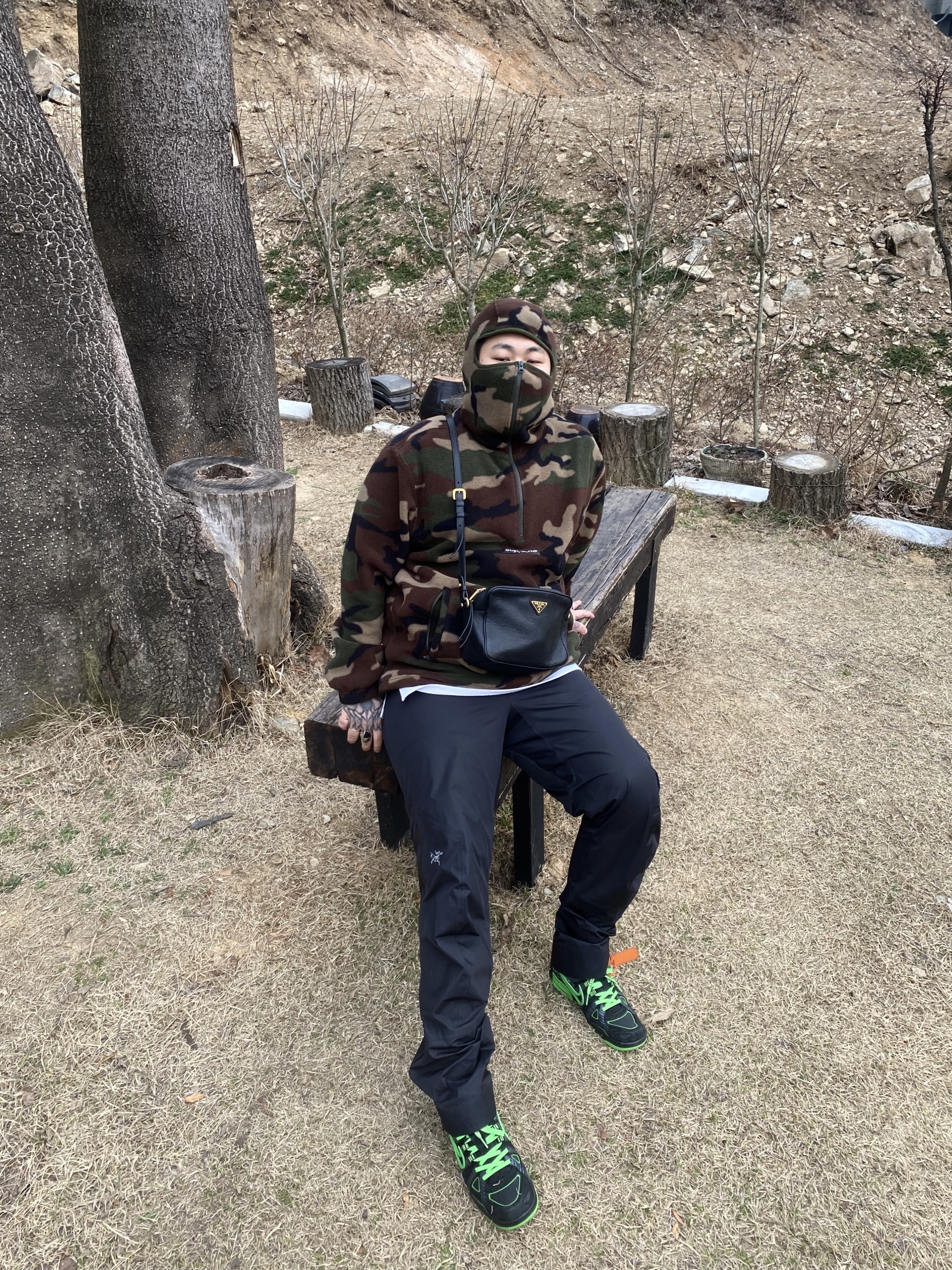 Nike x Off-White Air Rubber Dunk Green Strike, Supreme Polartec Facemask Half Zip Pullover Woodland Camo - 22FW 착용 스타일