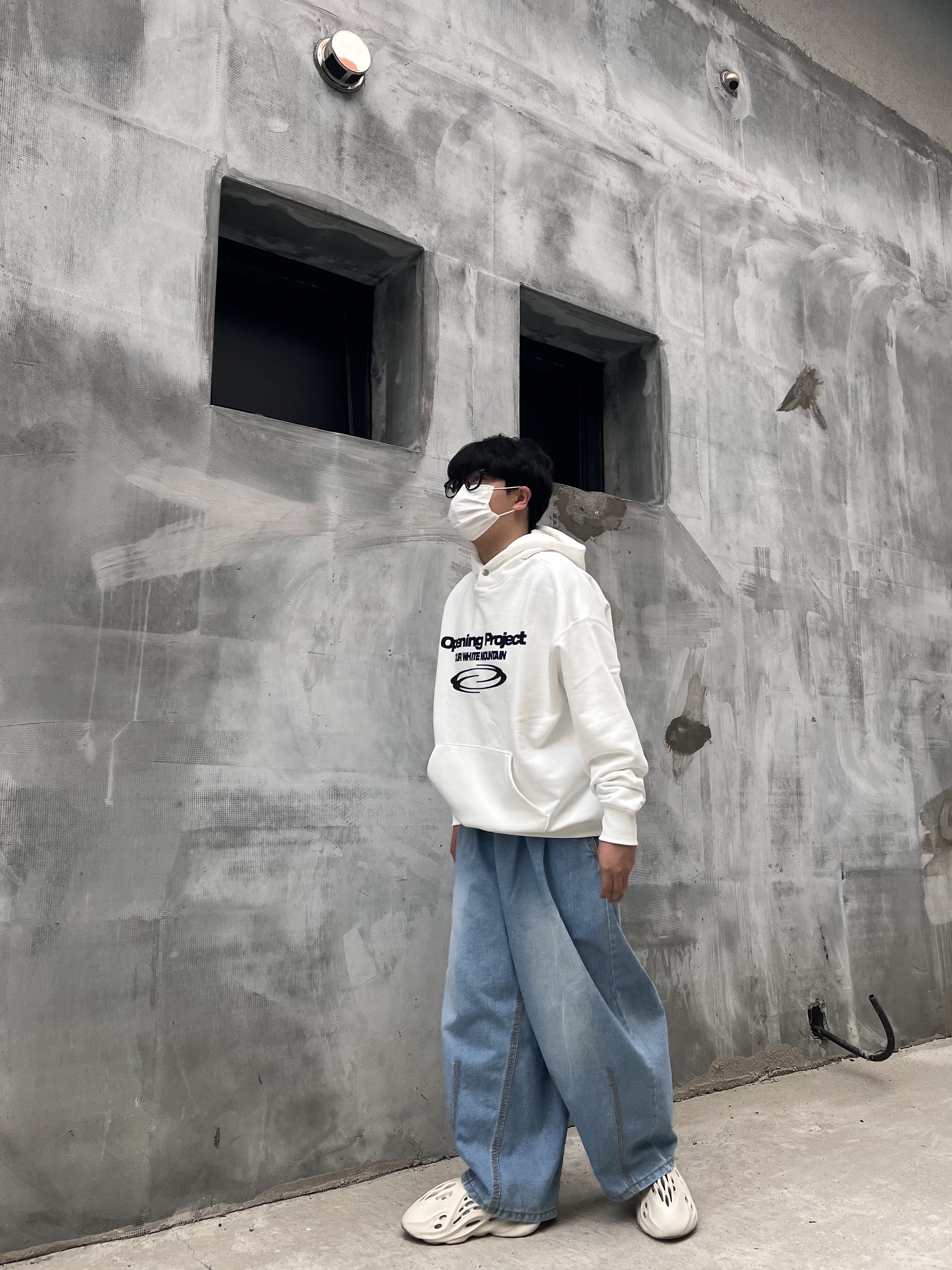 Adidas Yeezy Foam RNNR Sand 착용 스타일 - 4