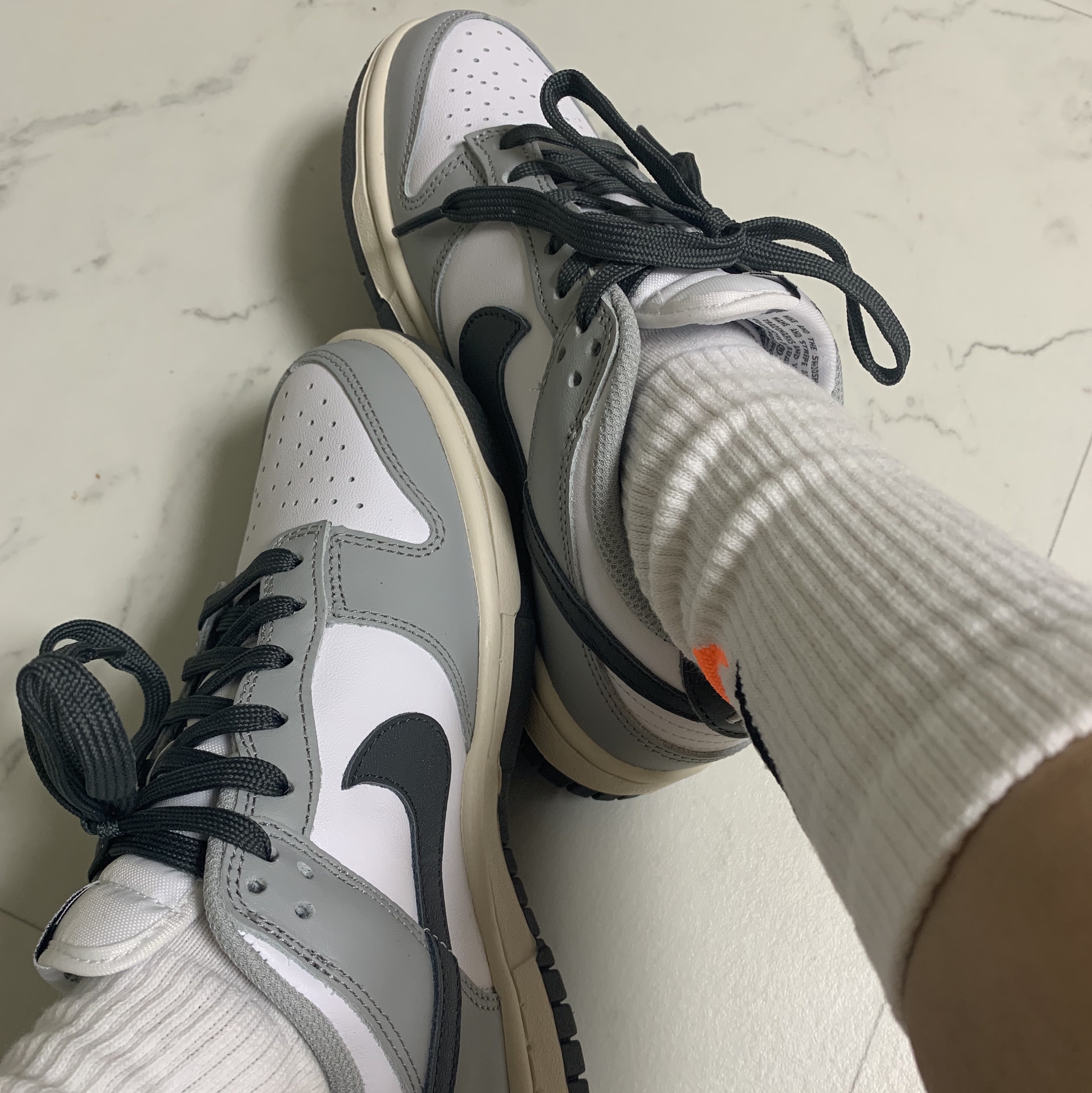 (W) Nike Dunk Low Light Smoke Grey 착용 스타일 - 1