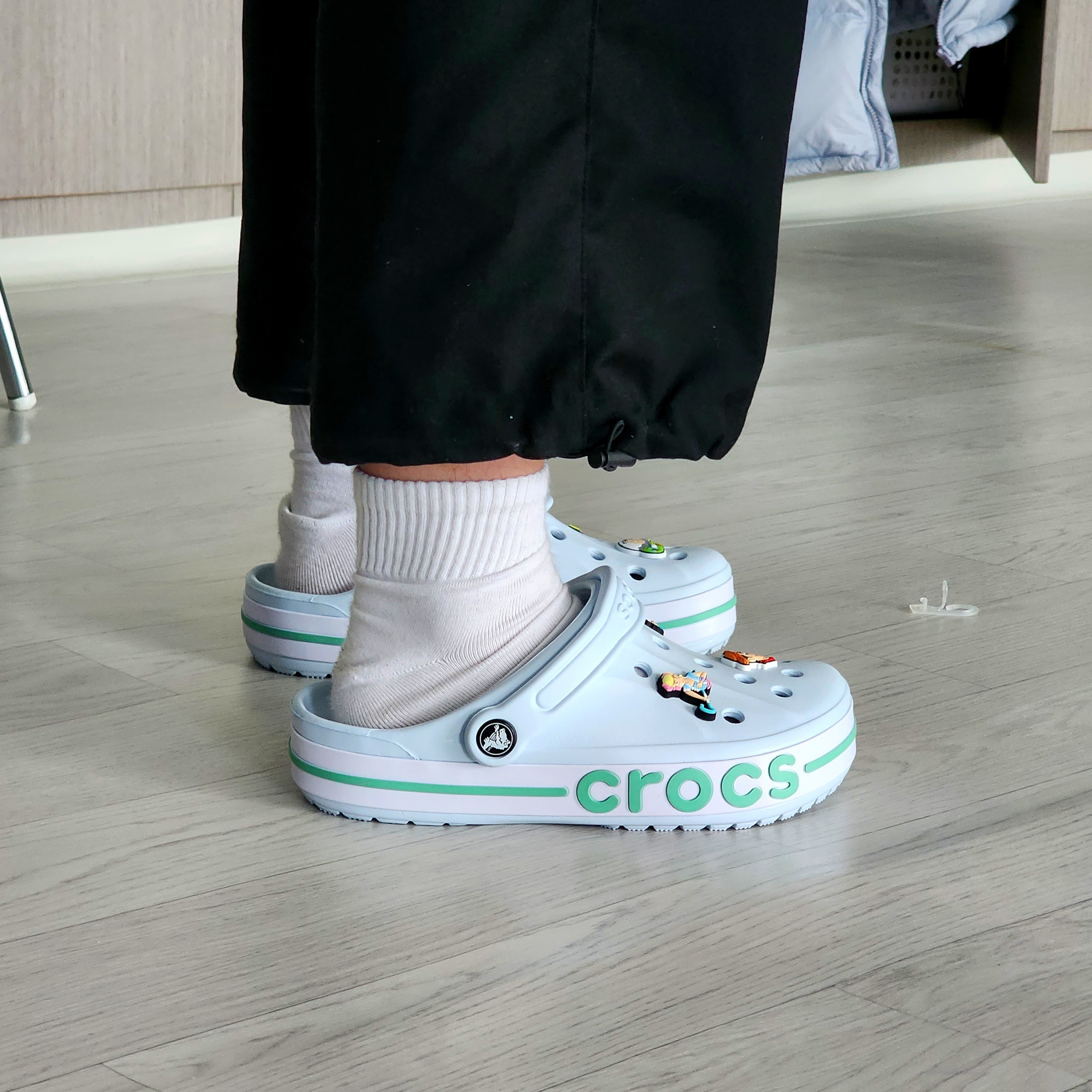 Crocs Bayaband Clog Mineral Blue Pistachio 착용 스타일 - 2