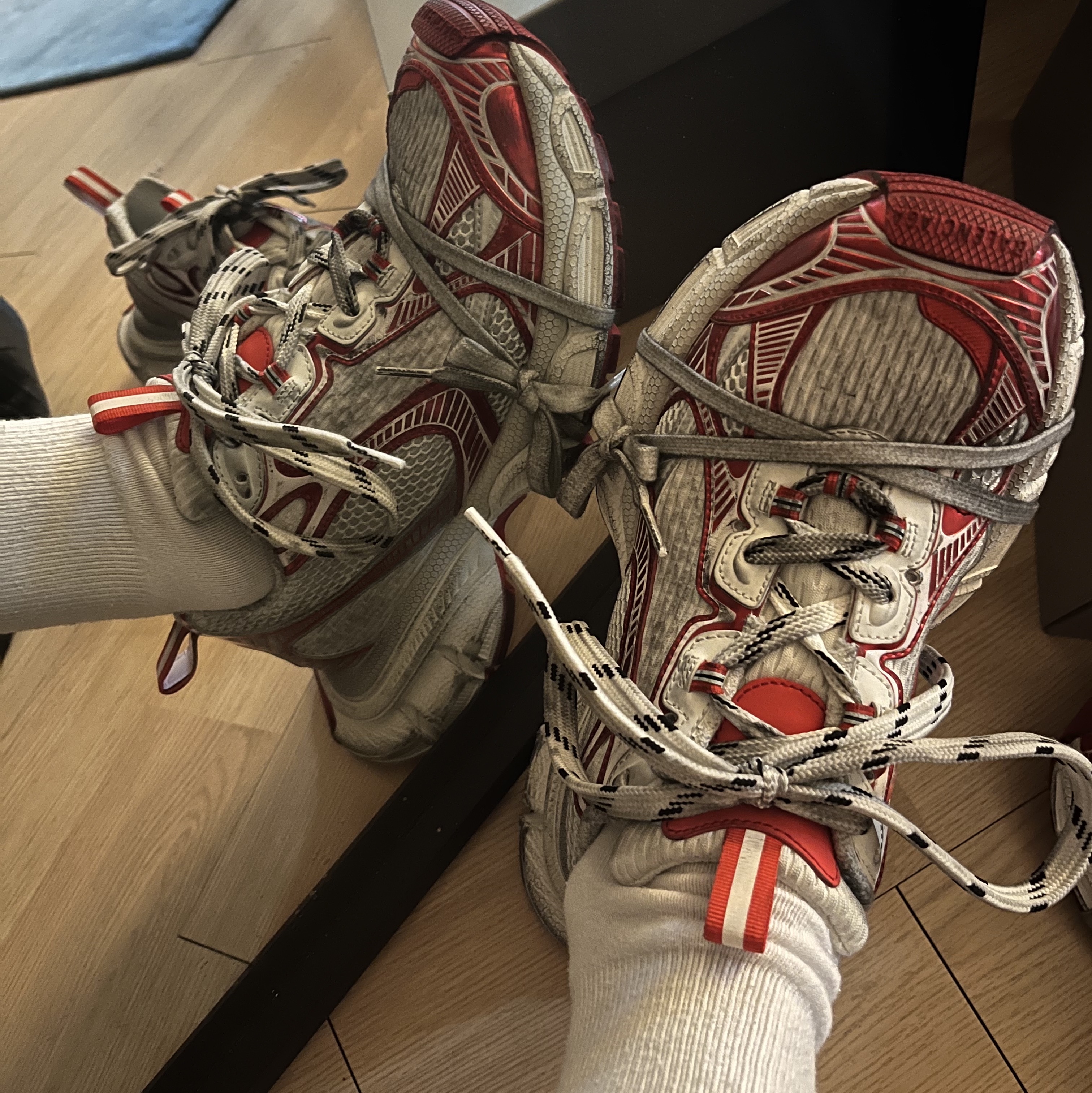 Balenciaga 3XL Sneakers White Red 착용 스타일